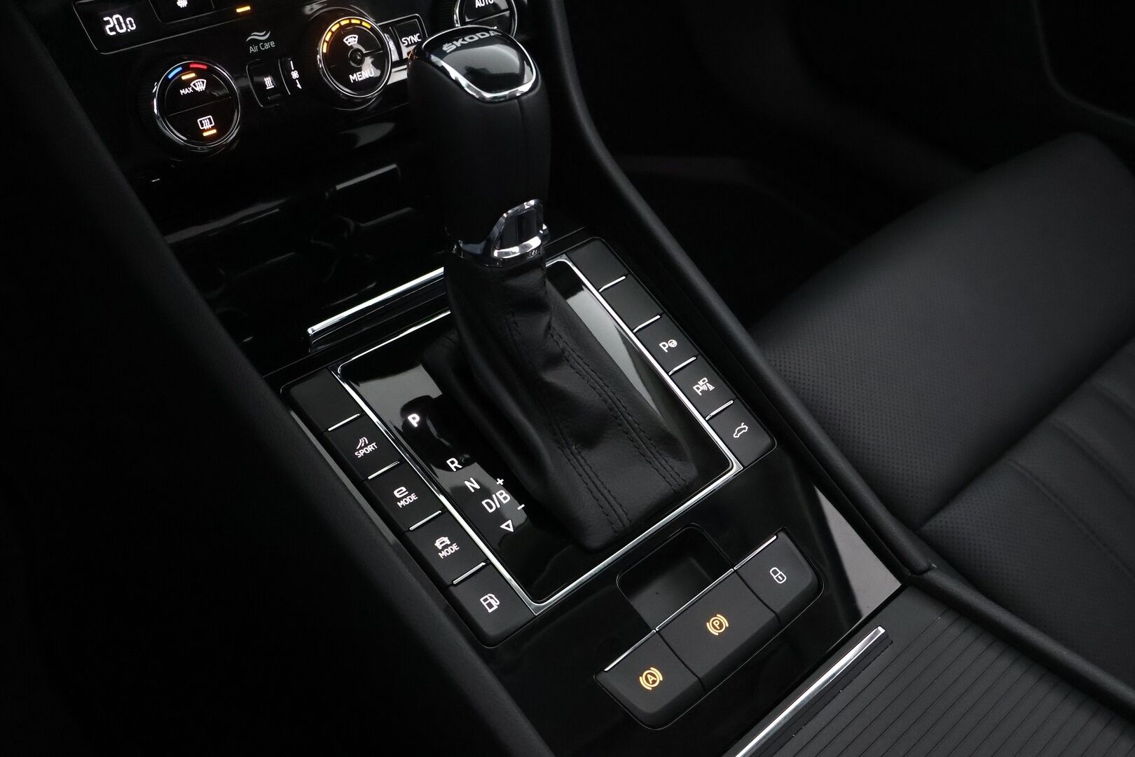 Skoda Superb 2024 Combi 1.4 TSI PHEV L&K iV BusinessLine DSG Autom. - 3,99 % KORKOTARJOUS TÄHÄN AUTOON - Webasto / Adapt.Vakkari / Canton / Panorama / Ilmastoidut & Hierovat nahkapenkit / 360-Kamera / Sähköluukku / Supervarusteet!