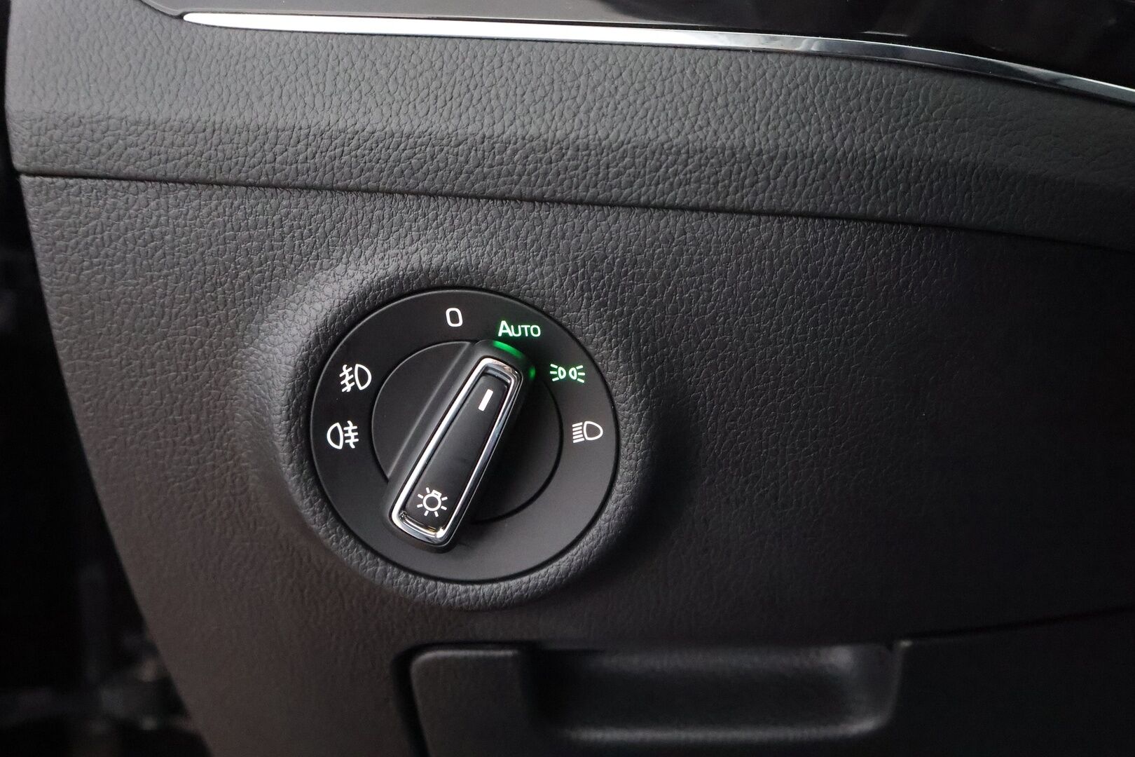 Skoda Superb 2024 Combi 1.4 TSI PHEV L&K iV BusinessLine DSG Autom. - 3,99 % KORKOTARJOUS TÄHÄN AUTOON - Webasto / Adapt.Vakkari / Canton / Panorama / Ilmastoidut & Hierovat nahkapenkit / 360-Kamera / Sähköluukku / Supervarusteet!