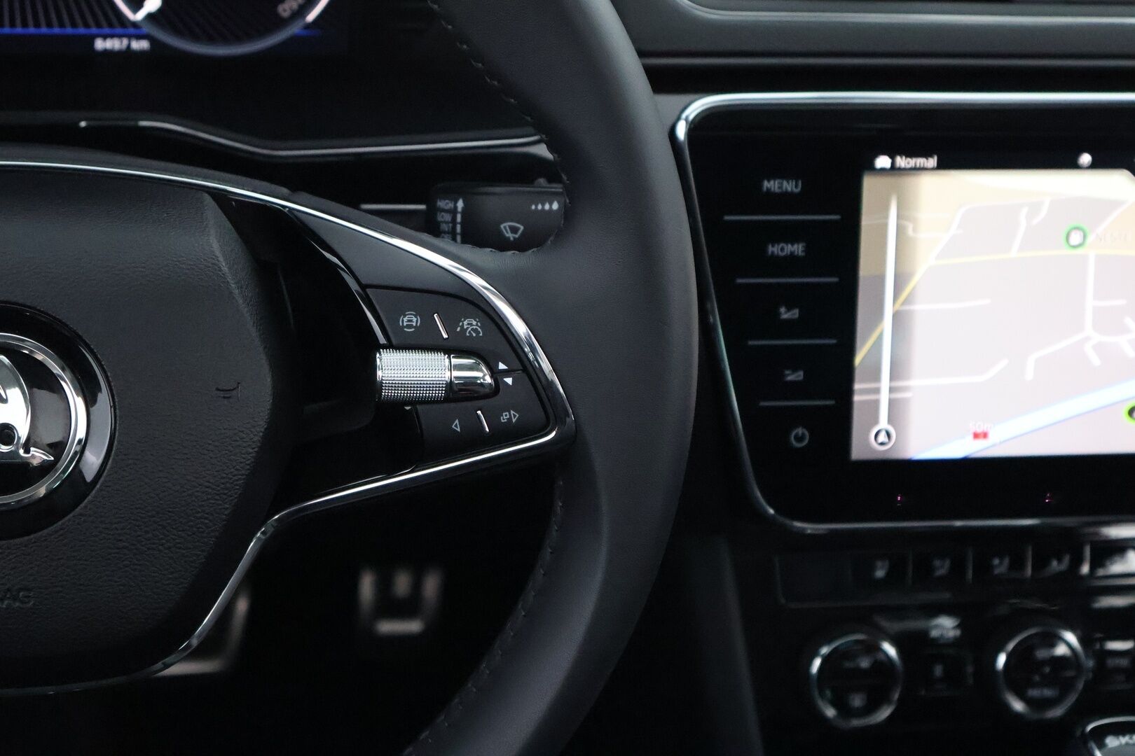 Skoda Superb 2024 Combi 1.4 TSI PHEV L&K iV BusinessLine DSG Autom. - 3,99 % KORKOTARJOUS TÄHÄN AUTOON - Webasto / Adapt.Vakkari / Canton / Panorama / Ilmastoidut & Hierovat nahkapenkit / 360-Kamera / Sähköluukku / Supervarusteet!