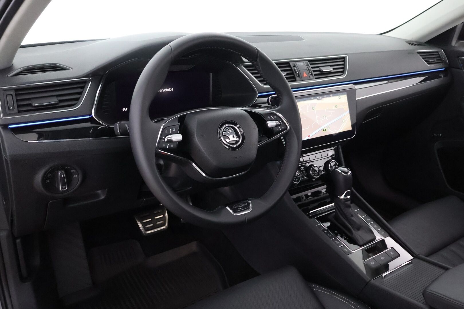 Skoda Superb 2024 Combi 1.4 TSI PHEV L&K iV BusinessLine DSG Autom. - 3,99 % KORKOTARJOUS TÄHÄN AUTOON - Webasto / Adapt.Vakkari / Canton / Panorama / Ilmastoidut & Hierovat nahkapenkit / 360-Kamera / Sähköluukku / Supervarusteet!