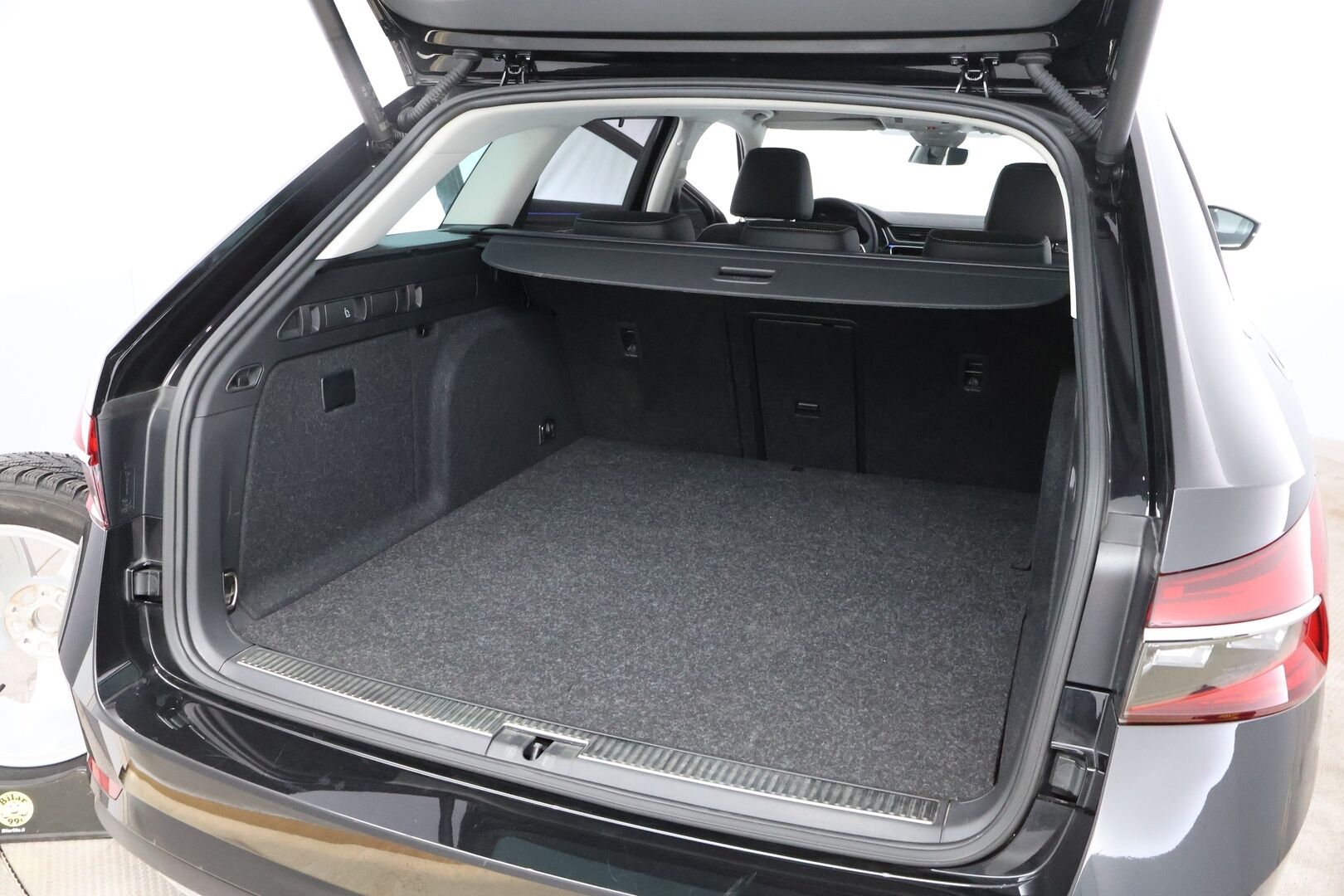 Skoda Superb 2024 Combi 1.4 TSI PHEV L&K iV BusinessLine DSG Autom. - 3,99 % KORKOTARJOUS TÄHÄN AUTOON - Webasto / Adapt.Vakkari / Canton / Panorama / Ilmastoidut & Hierovat nahkapenkit / 360-Kamera / Sähköluukku / Supervarusteet!