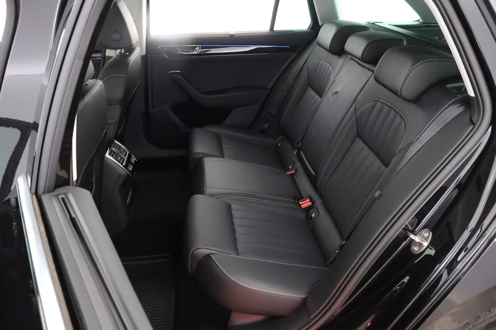 Skoda Superb 2024 Combi 1.4 TSI PHEV L&K iV BusinessLine DSG Autom. - 3,99 % KORKOTARJOUS TÄHÄN AUTOON - Webasto / Adapt.Vakkari / Canton / Panorama / Ilmastoidut & Hierovat nahkapenkit / 360-Kamera / Sähköluukku / Supervarusteet!