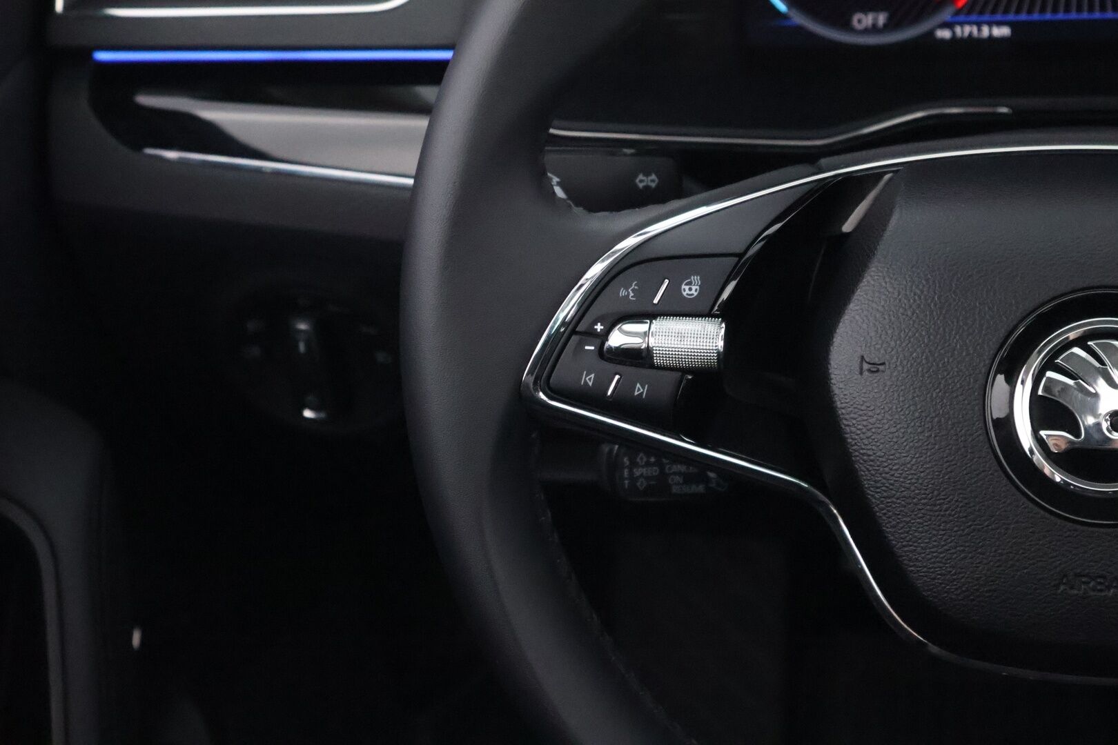 Skoda Superb 2024 Combi 1.4 TSI PHEV L&K iV BusinessLine DSG Autom. - 3,99 % KORKOTARJOUS TÄHÄN AUTOON - Webasto / Adapt.Vakkari / Canton / Panorama / Ilmastoidut & Hierovat nahkapenkit / 360-Kamera / Sähköluukku / Supervarusteet!