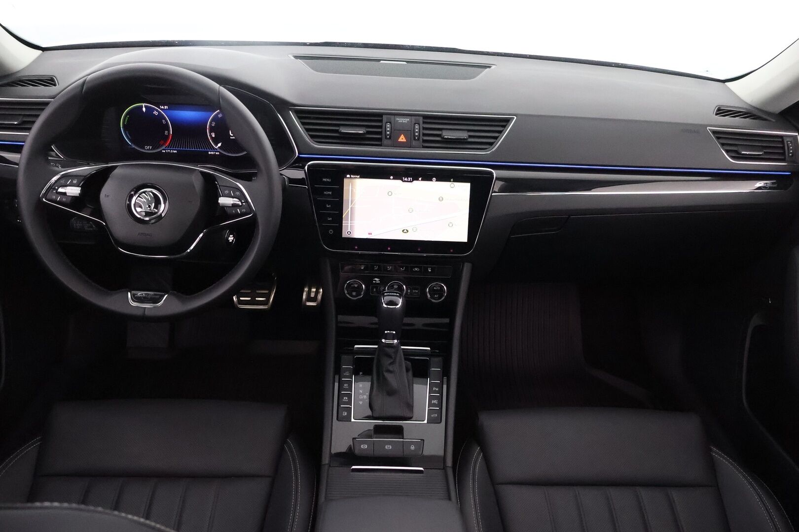 Skoda Superb 2024 Combi 1.4 TSI PHEV L&K iV BusinessLine DSG Autom. - 3,99 % KORKOTARJOUS TÄHÄN AUTOON - Webasto / Adapt.Vakkari / Canton / Panorama / Ilmastoidut & Hierovat nahkapenkit / 360-Kamera / Sähköluukku / Supervarusteet!