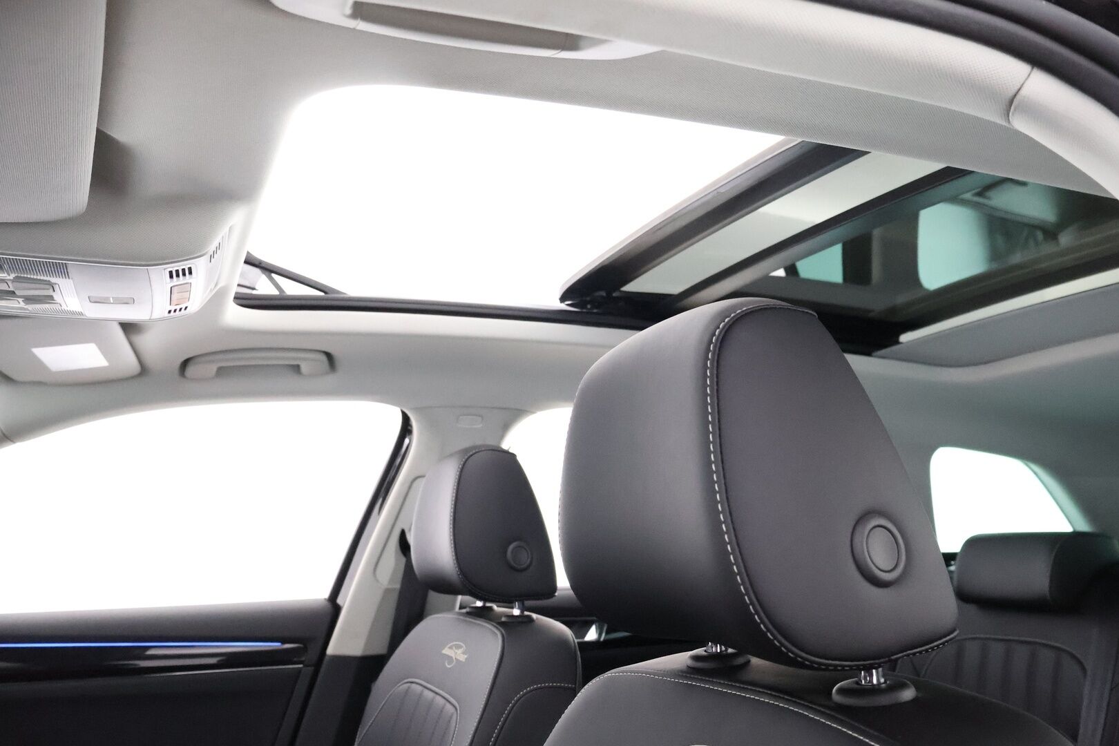 Skoda Superb 2024 Combi 1.4 TSI PHEV L&K iV BusinessLine DSG Autom. - 3,99 % KORKOTARJOUS TÄHÄN AUTOON - Webasto / Adapt.Vakkari / Canton / Panorama / Ilmastoidut & Hierovat nahkapenkit / 360-Kamera / Sähköluukku / Supervarusteet!