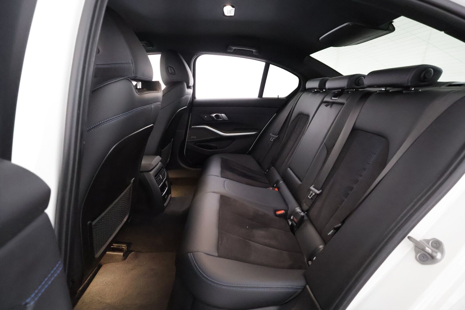 BMW 330 2023 G20 Sedan 330e xDrive A Charged Edition M Sport - | ACC | Koukku | Lisälämmitin | P.Kamera | H/K | LED | Widescreen | 360-Kamera | Apple&Android | 1.Om suomi-auto | Kahdet renkaat | Merkkihuollettu |