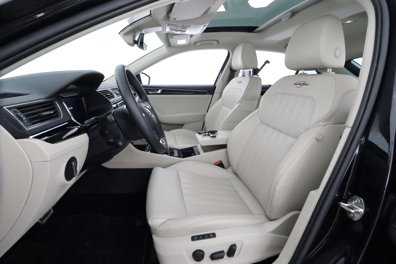 Skoda Superb 2024 1.4 TSI PHEV iV BusinessLine DSG **Kattoluukku / Canton / ACC / Matrix-LED / 360° / Hierovat&Ilmastoidut Muistipenkit** - 3,99 % KORKOTARJOUS TÄHÄN AUTOON - 1-om Suomi-auto / 2x Latauskaapelit / Kahdet Renkaat / **HYVILLÄ KAMOILLA**