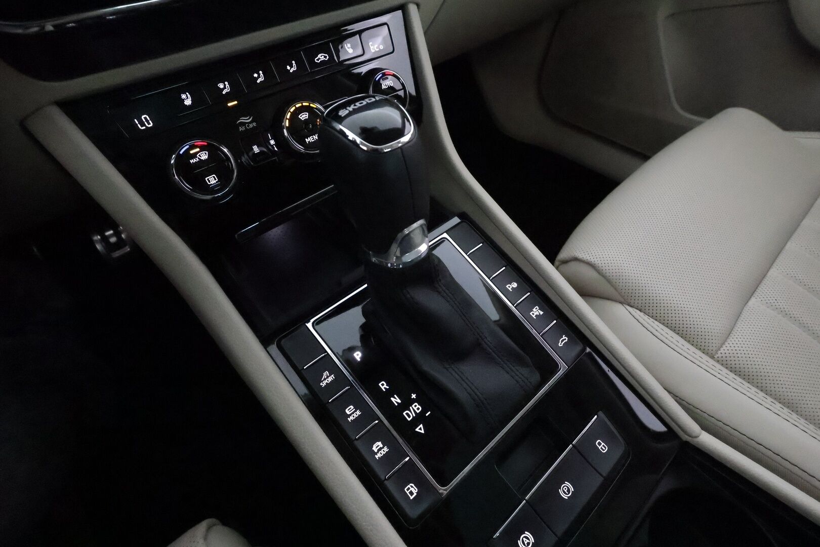 Skoda Superb 2024 1.4 TSI PHEV iV BusinessLine DSG **Kattoluukku / Canton / ACC / Matrix-LED / 360° / Hierovat&Ilmastoidut Muistipenkit** - 3,99 % KORKOTARJOUS TÄHÄN AUTOON - 1-om Suomi-auto / 2x Latauskaapelit / Kahdet Renkaat / **HYVILLÄ KAMOILLA**