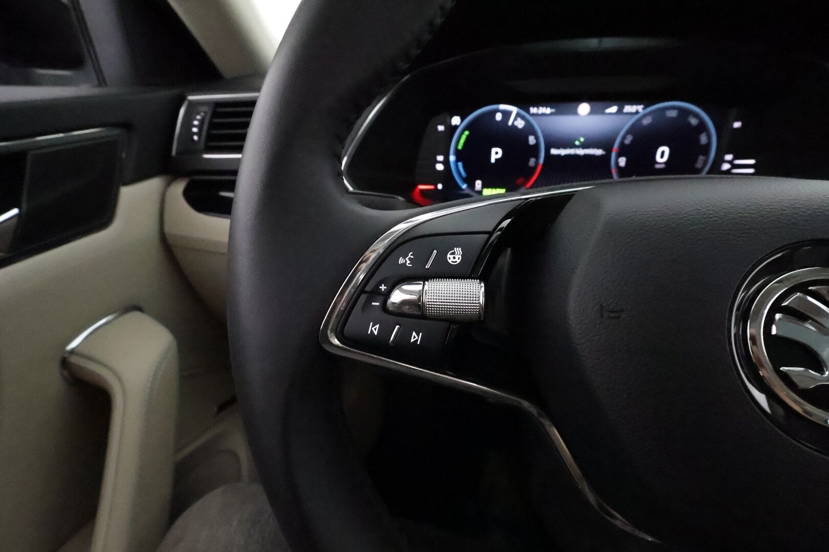 Skoda Superb 2024 1.4 TSI PHEV iV BusinessLine DSG **Kattoluukku / Canton / ACC / Matrix-LED / 360° / Hierovat&Ilmastoidut Muistipenkit** - 3,99 % KORKOTARJOUS TÄHÄN AUTOON - 1-om Suomi-auto / 2x Latauskaapelit / Kahdet Renkaat / **HYVILLÄ KAMOILLA**