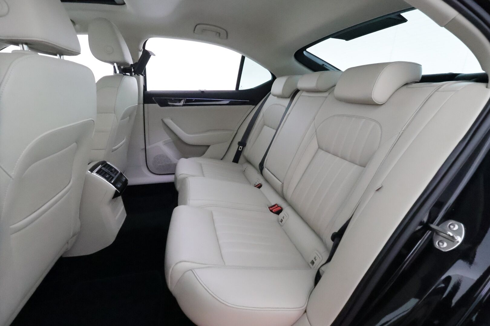 Skoda Superb 2024 1.4 TSI PHEV iV BusinessLine DSG **Kattoluukku / Canton / ACC / Matrix-LED / 360° / Hierovat&Ilmastoidut Muistipenkit** - 3,99 % KORKOTARJOUS TÄHÄN AUTOON - 1-om Suomi-auto / 2x Latauskaapelit / Kahdet Renkaat / **HYVILLÄ KAMOILLA**