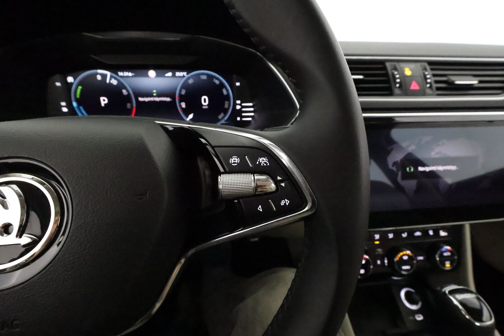 Skoda Superb 2024 1.4 TSI PHEV iV BusinessLine DSG **Kattoluukku / Canton / ACC / Matrix-LED / 360° / Hierovat&Ilmastoidut Muistipenkit** - 3,99 % KORKOTARJOUS TÄHÄN AUTOON - 1-om Suomi-auto / 2x Latauskaapelit / Kahdet Renkaat / **HYVILLÄ KAMOILLA**