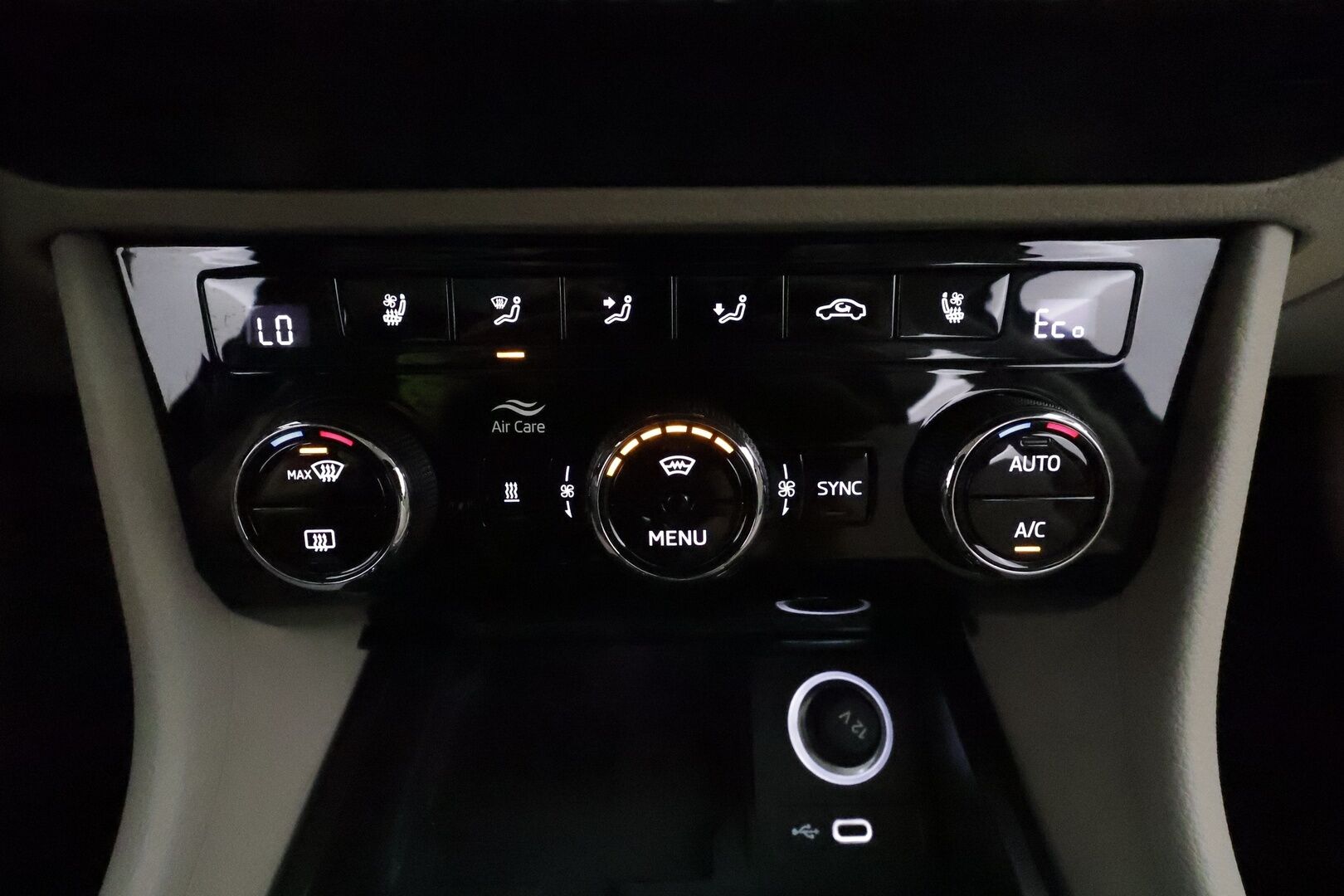 Skoda Superb 2024 1.4 TSI PHEV iV BusinessLine DSG **Kattoluukku / Canton / ACC / Matrix-LED / 360° / Hierovat&Ilmastoidut Muistipenkit** - 3,99 % KORKOTARJOUS TÄHÄN AUTOON - 1-om Suomi-auto / 2x Latauskaapelit / Kahdet Renkaat / **HYVILLÄ KAMOILLA**