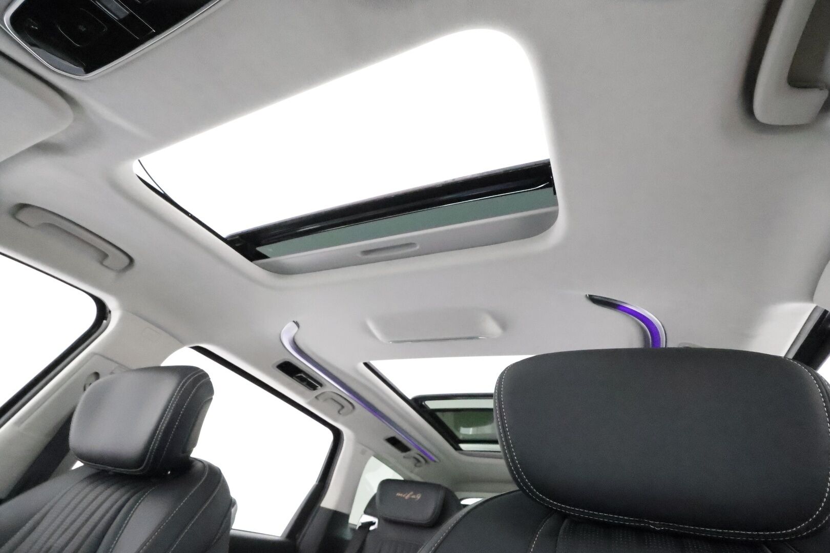 Maxus MIFA 9 2023 Premium 7-paik **Supervarusteet! /Ilmastoidut & Hierovat etu- ja takapenkit / Panorama / Adapt.vakkari / 360 Kamera** - 3,99 % KORKOTARJOUS TÄHÄN AUTOON - 