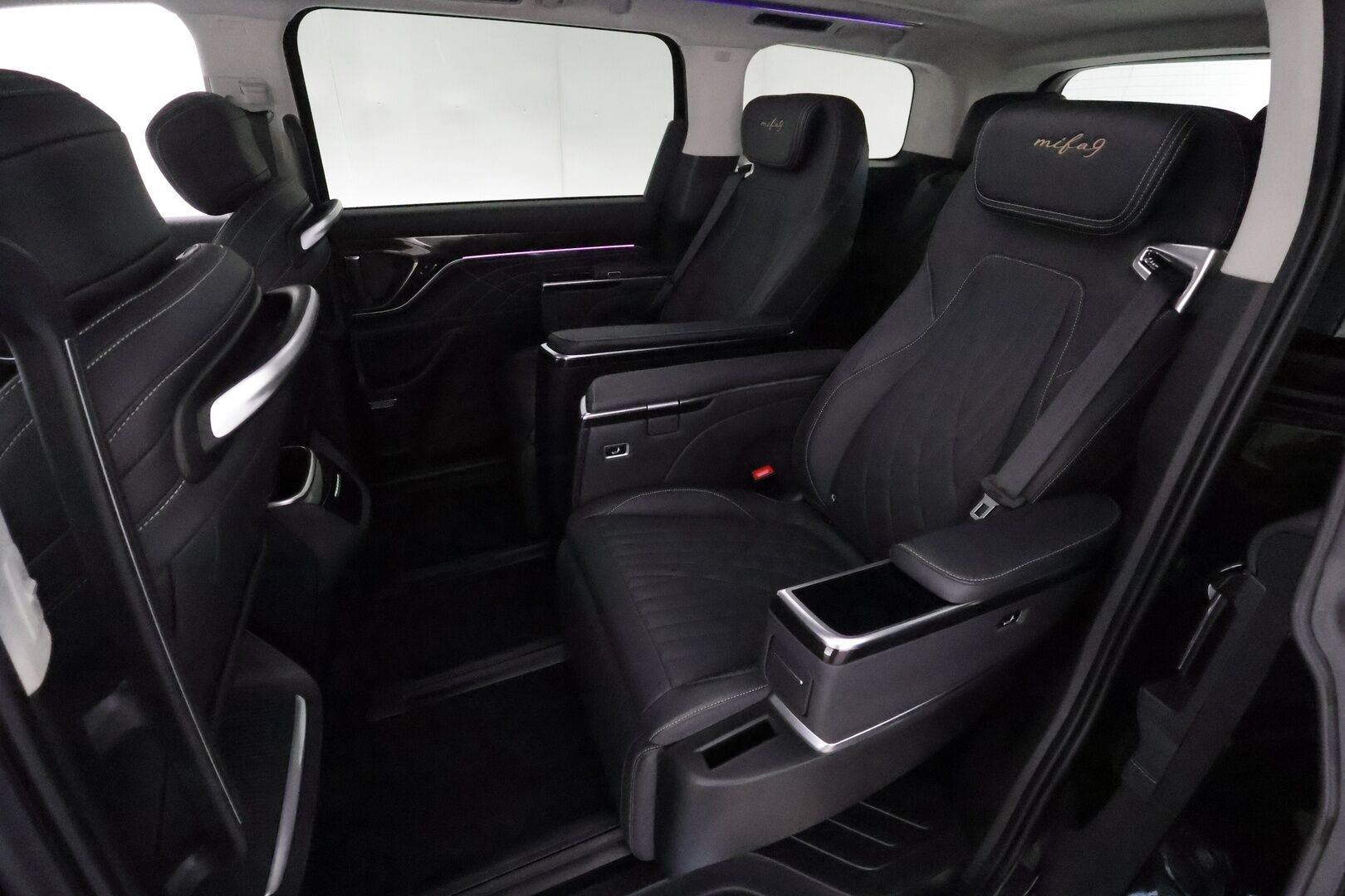Maxus MIFA 9 2023 Premium 7-paik **Supervarusteet! /Ilmastoidut & Hierovat etu- ja takapenkit / Panorama / Adapt.vakkari / 360 Kamera** - 3,99 % KORKOTARJOUS TÄHÄN AUTOON - 