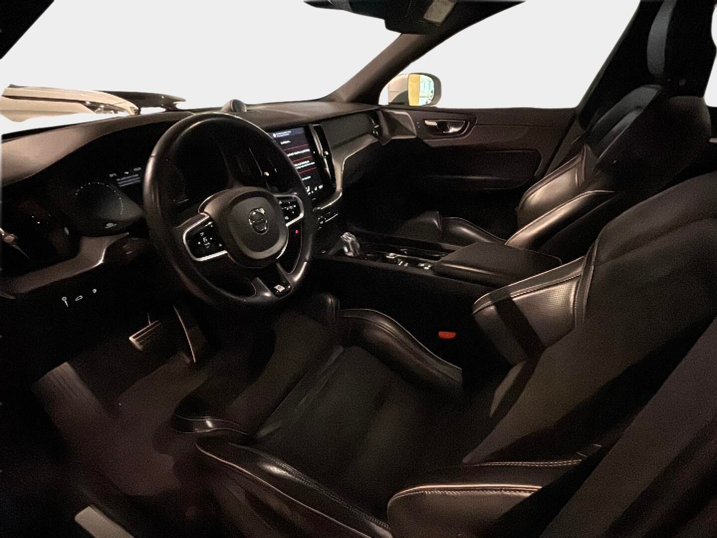 Volvo XC60 2018 T8 AWD R-Design aut * B&W /VOC / Pilot assist / Panorama / Ilma-alusta / Muistipenkki / 360-kamera / Adapt. Led* - 3,99 % KORKOTARJOUS TÄHÄN AUTOON - Lähes täyteen varusteltu Volvo komealla Metallivärillä / Kattava huoltohistoria