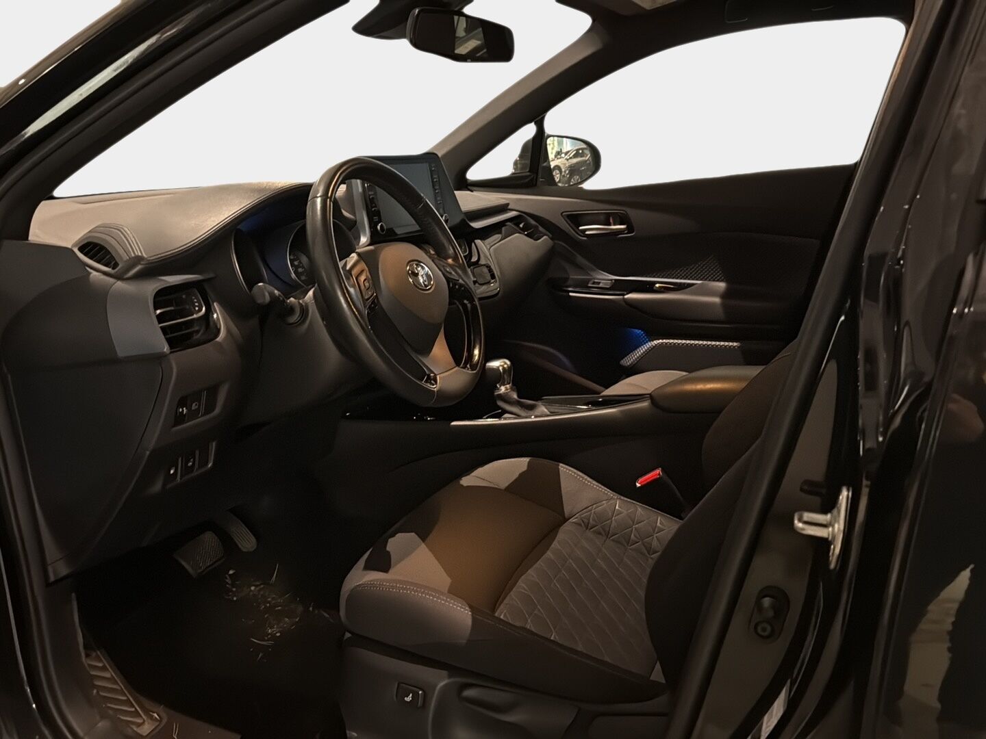 TOYOTA C-HR 2020 1,8 Hybrid X-edition *Merkkiliikkeen huoltokirja / Adapt.vakkari / Ratinlämmitin / P.kamera* - *Kahdet renkaat / ACC / Merkkihuollettu / P.Kamera*