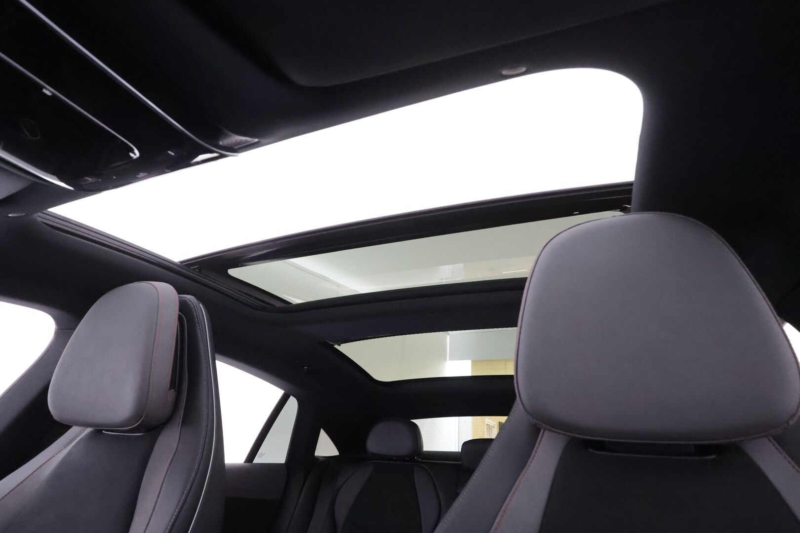 Mercedes-Benz EQE 2024 500 AMG 4MATIC * Hyperscreen / Distronic+ / Burmester / 360° / HUD / Digital Light / Koukku / Muistipenkit / Panorama * - Akku kuntotarkastettu! / Kahdet renkaat aluvanteilla / Merkkihuollettu / Supervarusteet