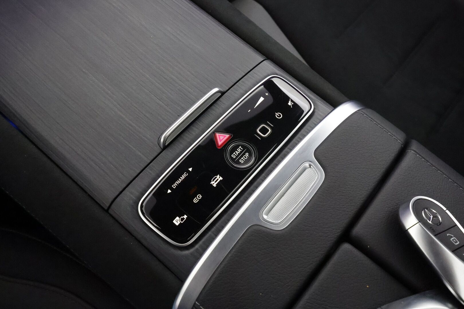 Mercedes-Benz EQE 2024 500 AMG 4MATIC * Hyperscreen / Distronic+ / Burmester / 360° / HUD / Digital Light / Koukku / Muistipenkit / Panorama * - Akku kuntotarkastettu! / Kahdet renkaat aluvanteilla / Merkkihuollettu / Supervarusteet