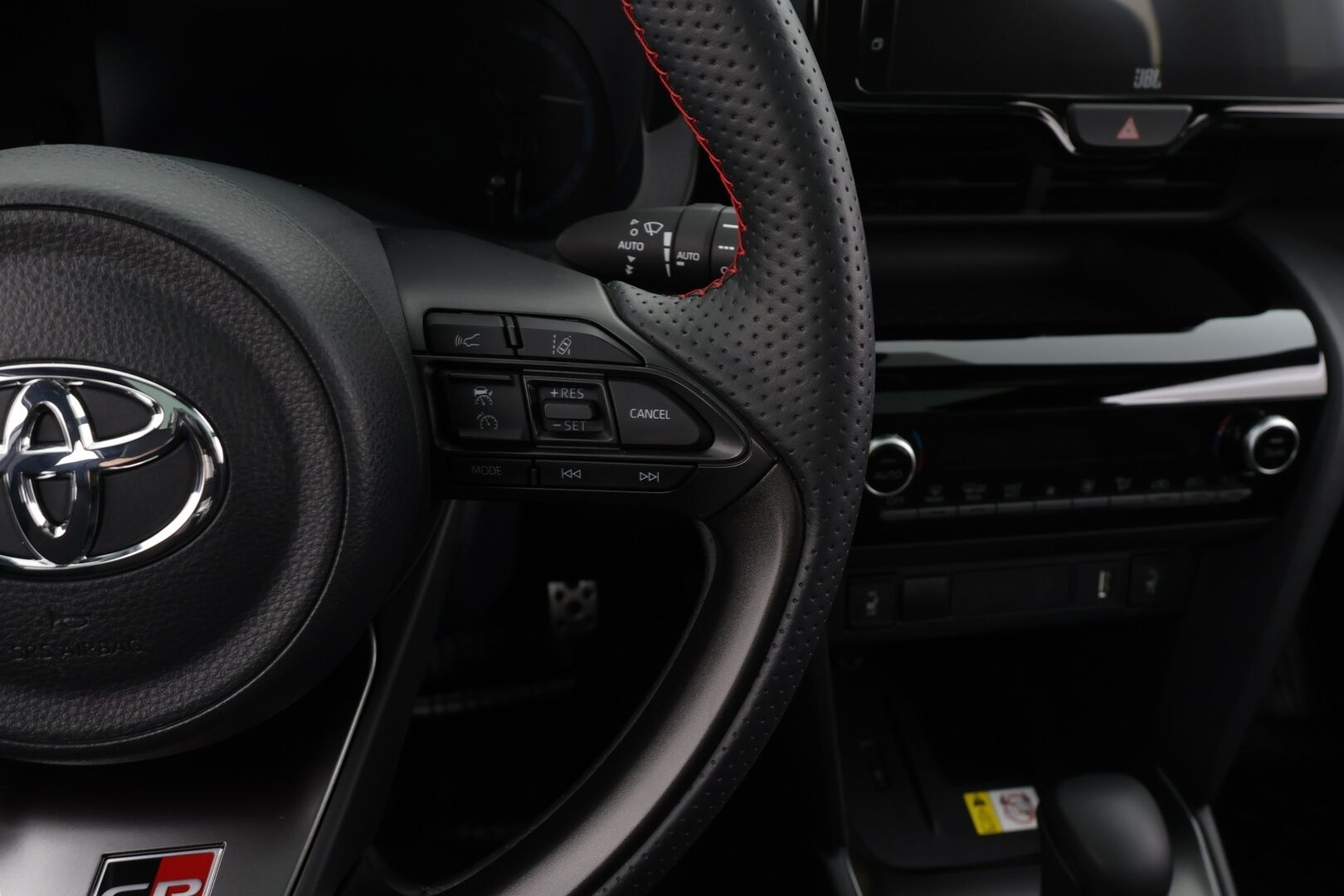 Toyota Yaris Cross 2024 1,5 Hybrid GR SPORT * Lasikatto / JBL / HUD / ACC / LED / P.kamera / Navi / Kaistavahti / Keyless * - Suomi-auto / Kahdet renkaat / Merkkihuollettu! - Osta nyt, maksa vasta ensi vuonna