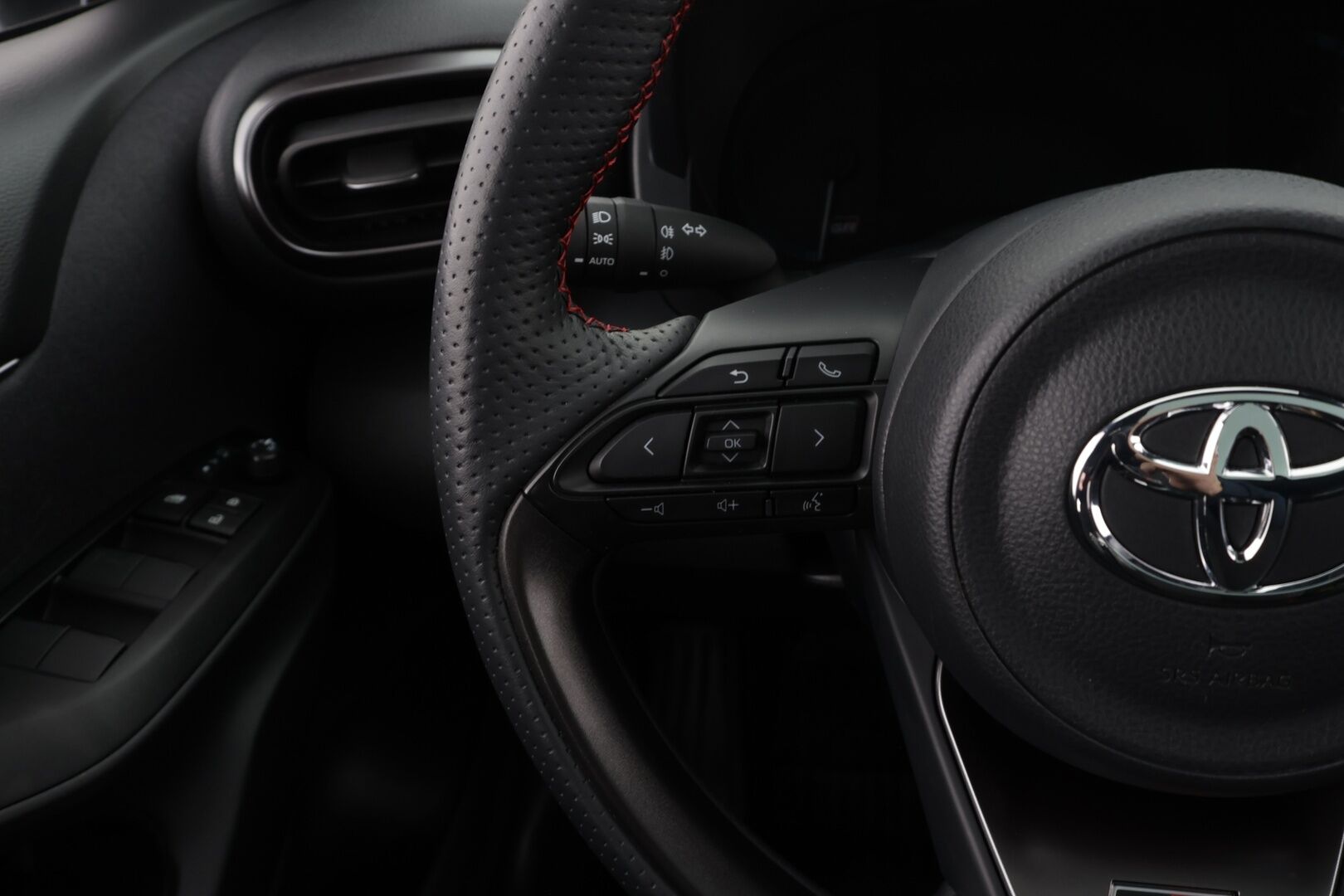 Toyota Yaris Cross 2024 1,5 Hybrid GR SPORT * Lasikatto / JBL / HUD / ACC / LED / P.kamera / Navi / Kaistavahti / Keyless * - Suomi-auto / Kahdet renkaat / Merkkihuollettu! - Osta nyt, maksa vasta ensi vuonna