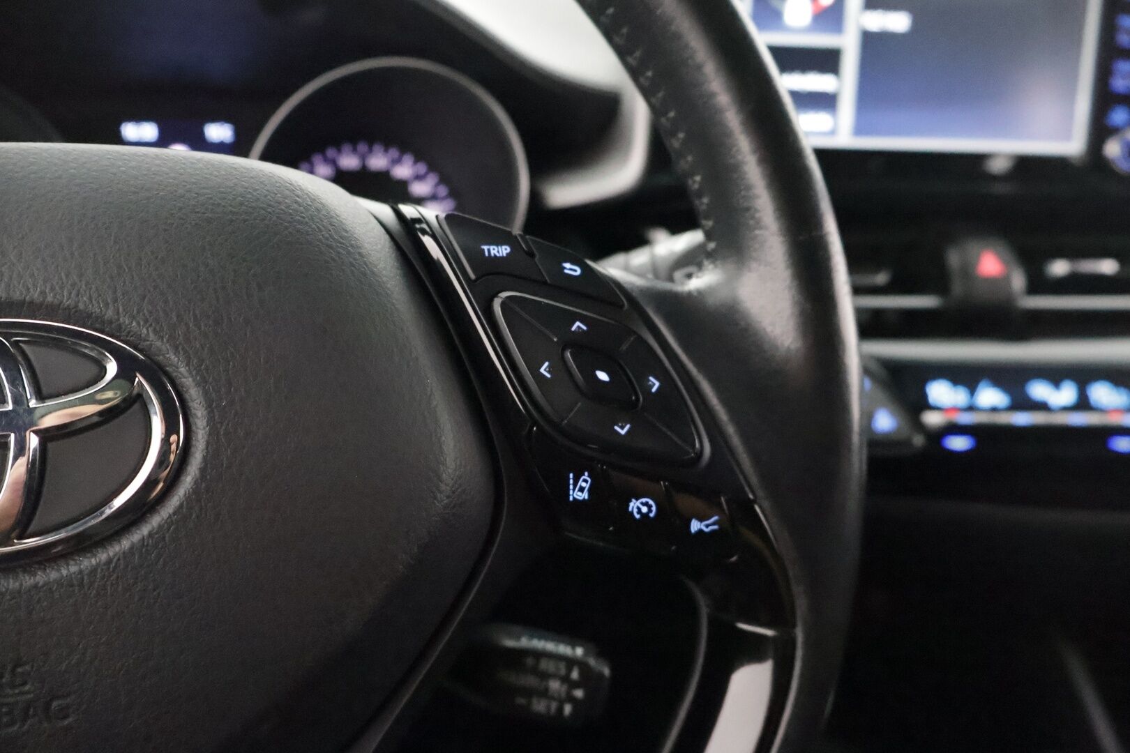 Toyota C-HR 2023 1,8 Hybrid Active - 1Om Suomiauto / Adapt.Vakkari / Peruutuskamera / Adapt.LED / Merkkihuollettu / 2x Todella hyvät renkaat aluvantein!