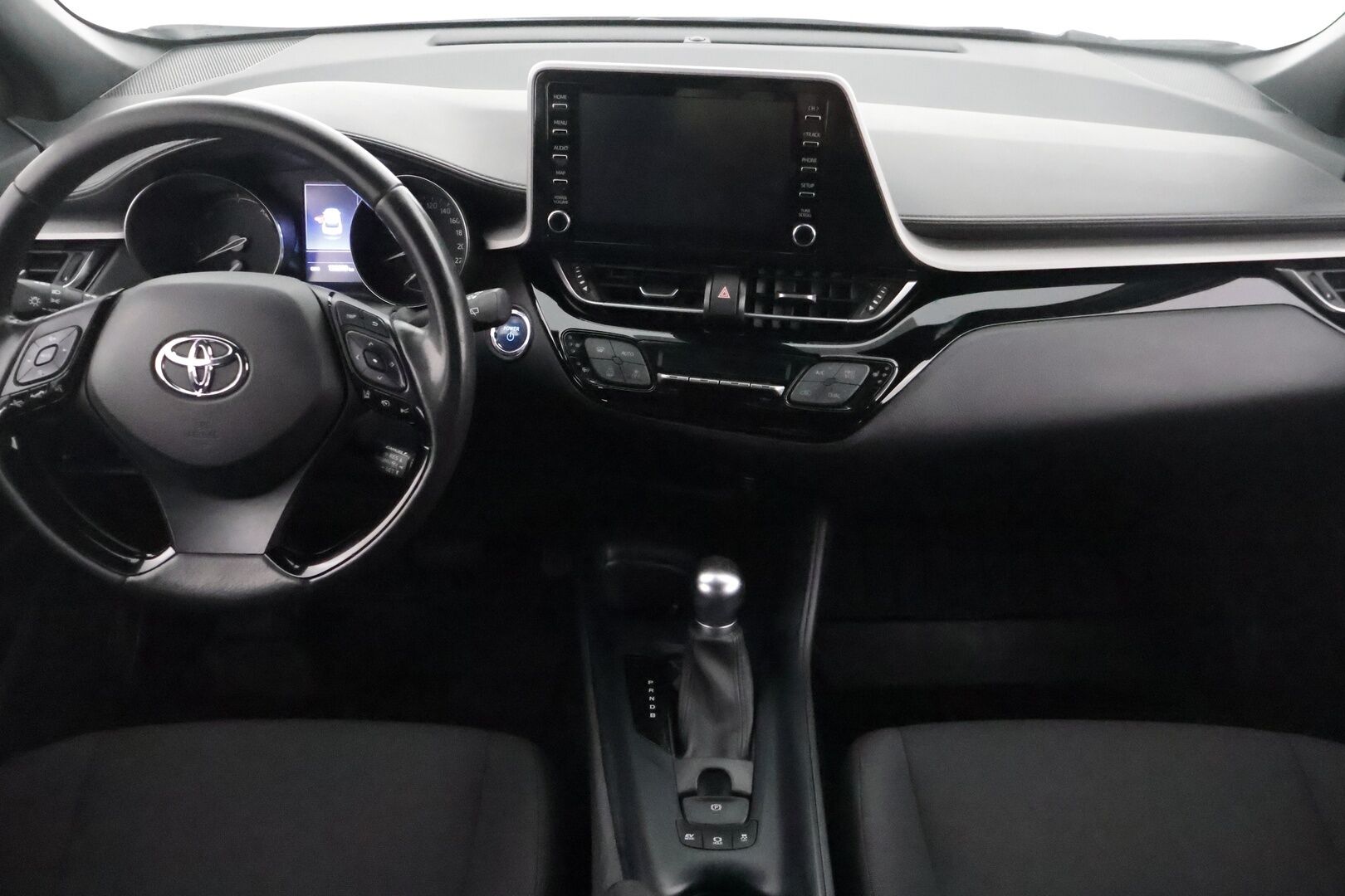 Toyota C-HR 2023 1,8 Hybrid Active - 1Om Suomiauto / Adapt.Vakkari / Peruutuskamera / Adapt.LED / Merkkihuollettu / 2x Todella hyvät renkaat aluvantein!