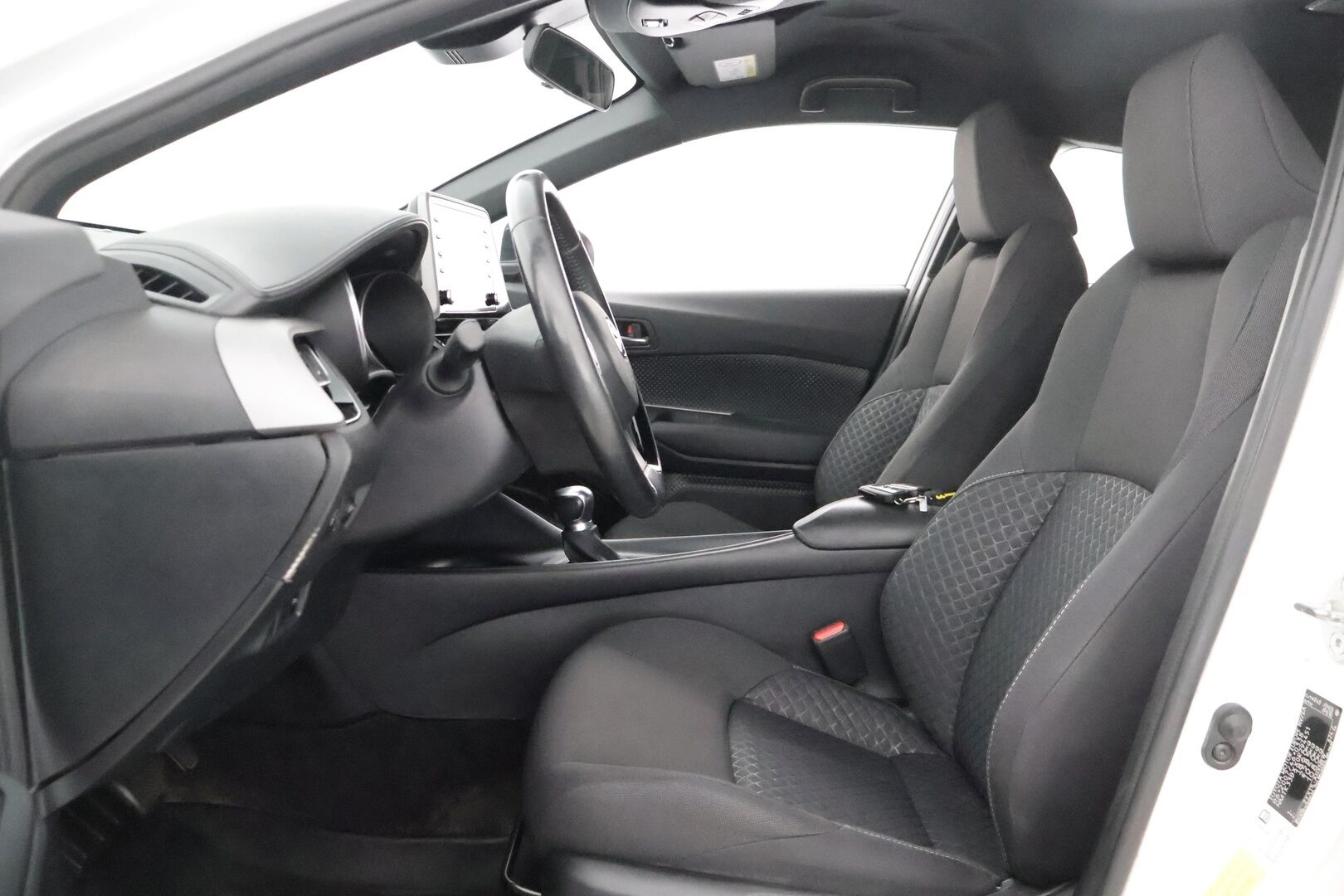 Toyota C-HR 2023 1,8 Hybrid Active - 1Om Suomiauto / Adapt.Vakkari / Peruutuskamera / Adapt.LED / Merkkihuollettu / 2x Todella hyvät renkaat aluvantein!