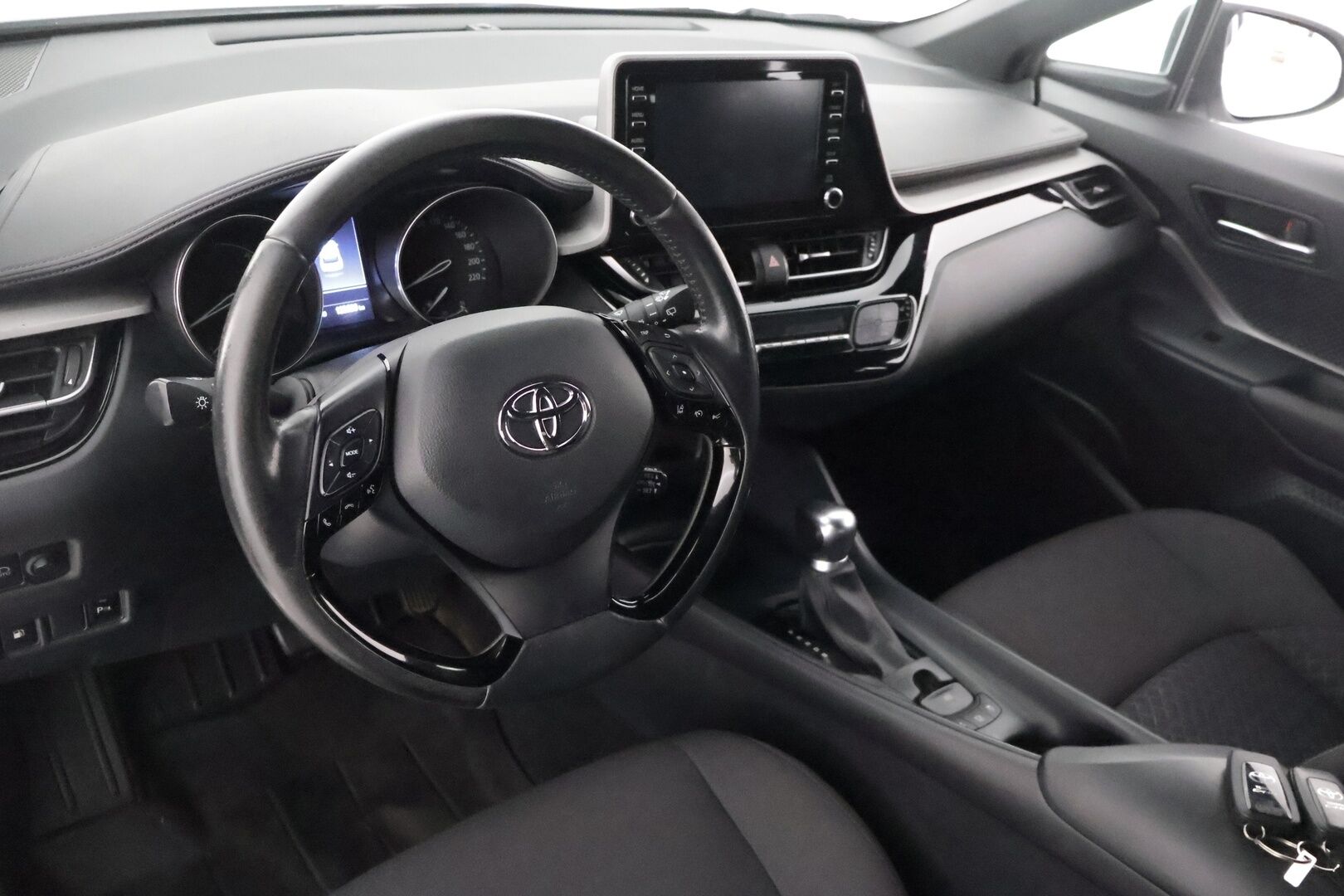 Toyota C-HR 2023 1,8 Hybrid Active - 1Om Suomiauto / Adapt.Vakkari / Peruutuskamera / Adapt.LED / Merkkihuollettu / 2x Todella hyvät renkaat aluvantein!