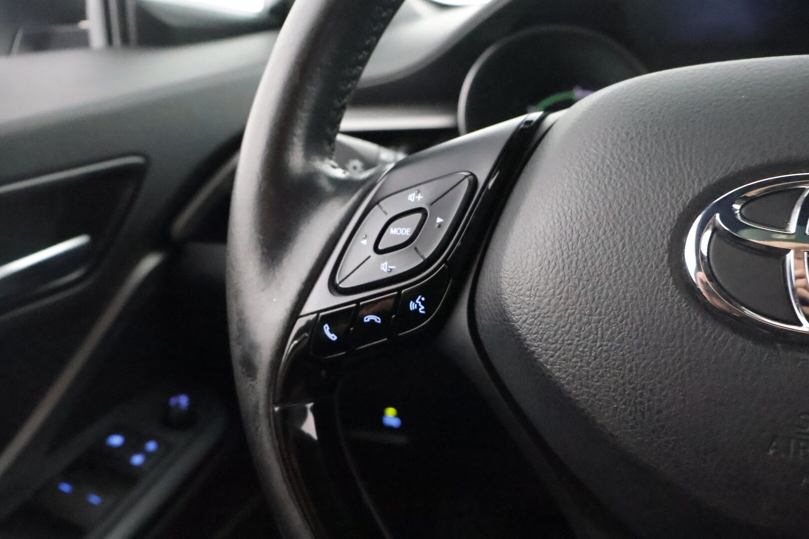 Toyota C-HR 2023 1,8 Hybrid Active - 1Om Suomiauto / Adapt.Vakkari / Peruutuskamera / Adapt.LED / Merkkihuollettu / 2x Todella hyvät renkaat aluvantein!