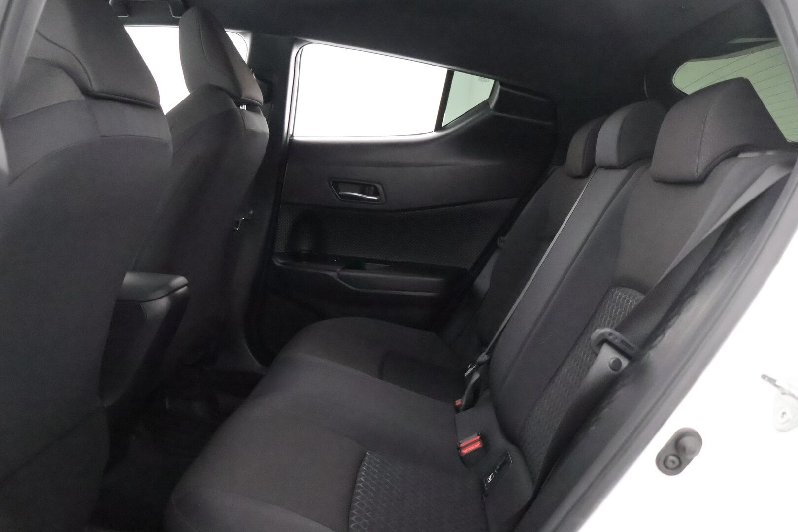 Toyota C-HR 2023 1,8 Hybrid Active - 1Om Suomiauto / Adapt.Vakkari / Peruutuskamera / Adapt.LED / Merkkihuollettu / 2x Todella hyvät renkaat aluvantein!