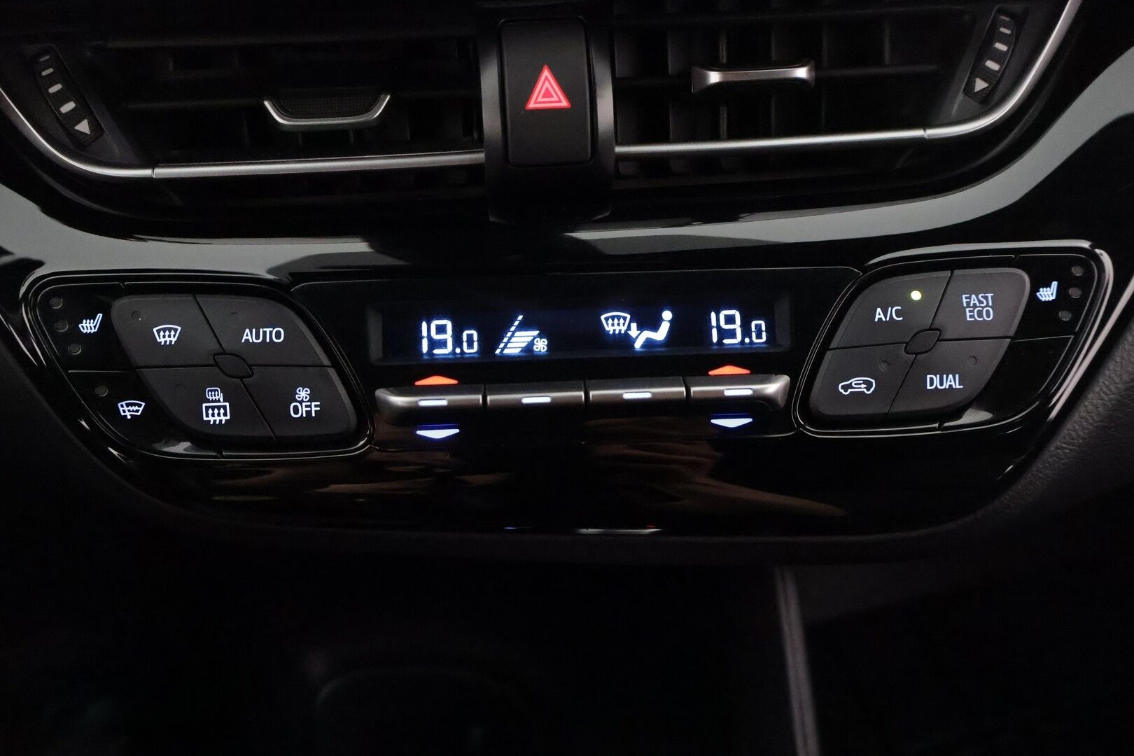 Toyota C-HR 2023 1,8 Hybrid Active - 1Om Suomiauto / Adapt.Vakkari / Peruutuskamera / Adapt.LED / Merkkihuollettu / 2x Todella hyvät renkaat aluvantein!