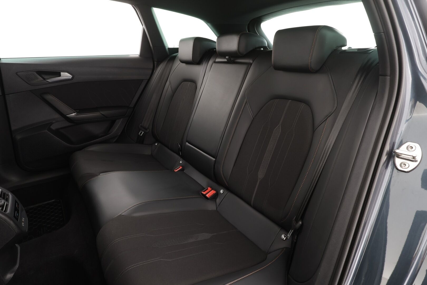 CUPRA Leon Sportstourer 2021 1,4 PHEV 180 kW e-HYBRID DSG * Sisätilanlämmitin / ACC / LED / Puolinahat / Navi / Kaistavahti / Keyless * - Kahdet renkaat - HULLU BLACKWEEK KORKOTARJOUS 2,49%