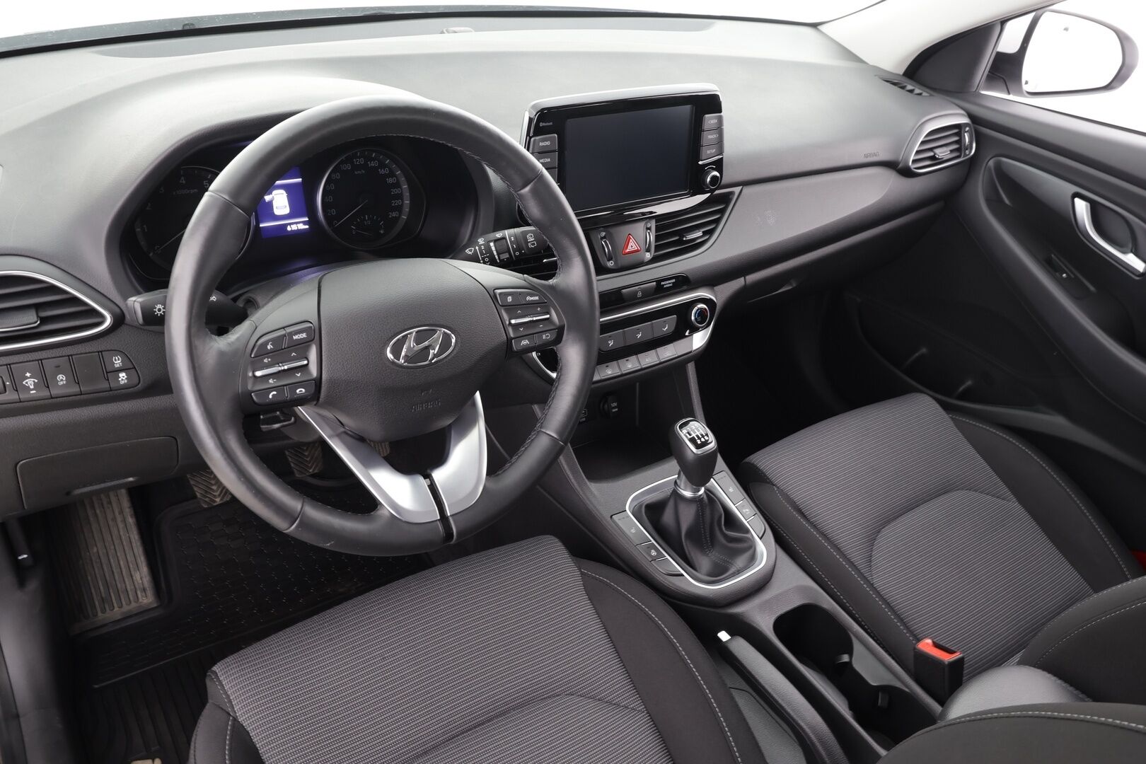 Hyundai i30 Wagon 2024 1.5 DPi 110 hv 6MT Classic * 1.Om Suomi-auto / Vakkari / P.kamera / 2xRenkaat / Ratinlämmitin / Kaistavahti * - Merkkihuollettu 