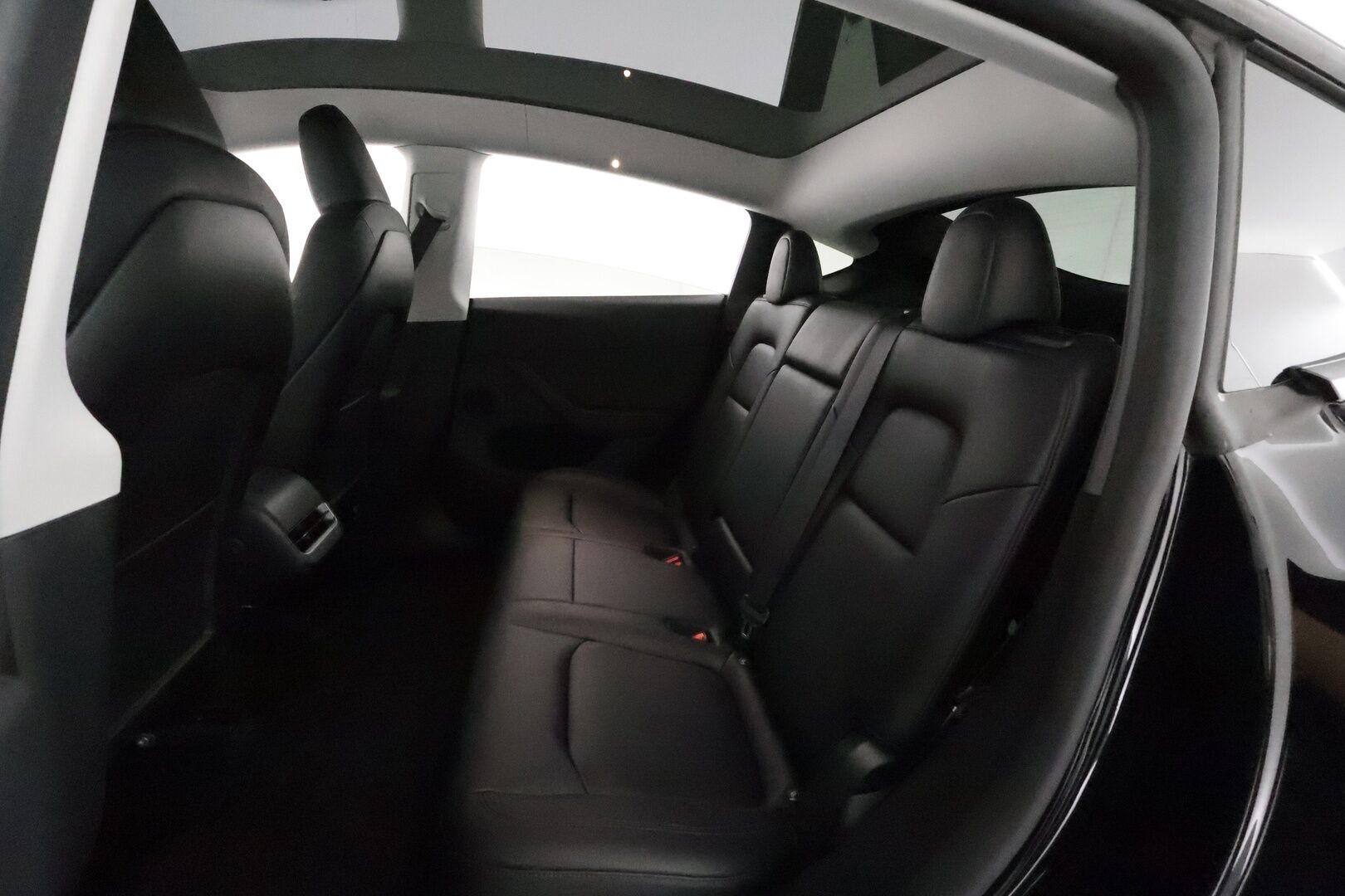 Tesla Model Y 2023 Long Range **Lämpöpumppu / Lasikatto / Matrix-LED / Adapt.Vakkari / P.Kamera / Muistipenkki / Koukku / Navi / Keyless** - 3,99 % KORKOTARJOUS TÄHÄN AUTOON - 1-om suomi-auto / 2x Latauskaapelit / Kahdet Renkaat