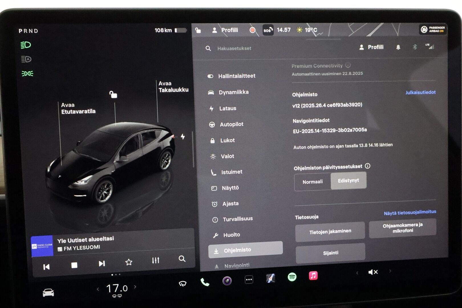 Tesla Model Y 2023 Long Range **Lämpöpumppu / Lasikatto / Matrix-LED / Adapt.Vakkari / P.Kamera / Muistipenkki / Koukku / Navi / Keyless** - 3,99 % KORKOTARJOUS TÄHÄN AUTOON - 1-om suomi-auto / 2x Latauskaapelit / Kahdet Renkaat