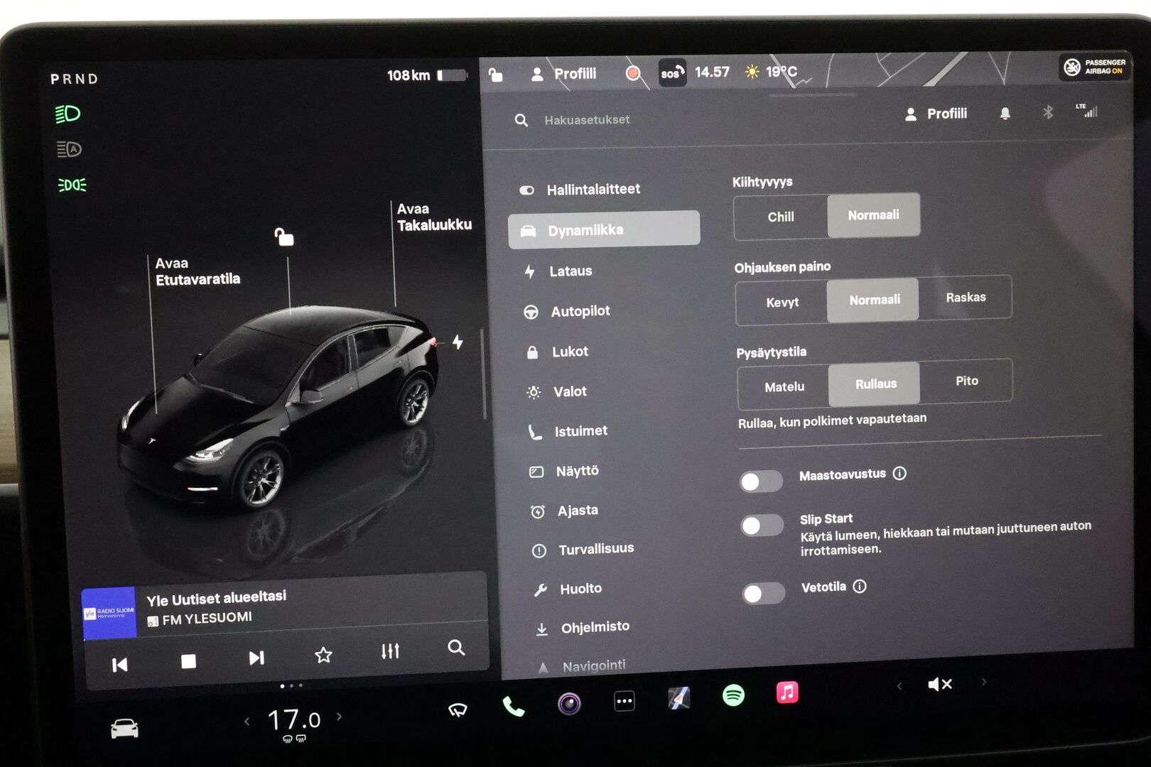 Tesla Model Y 2023 Long Range **Lämpöpumppu / Lasikatto / Matrix-LED / Adapt.Vakkari / P.Kamera / Muistipenkki / Koukku / Navi / Keyless** - 3,99 % KORKOTARJOUS TÄHÄN AUTOON - 1-om suomi-auto / 2x Latauskaapelit / Kahdet Renkaat