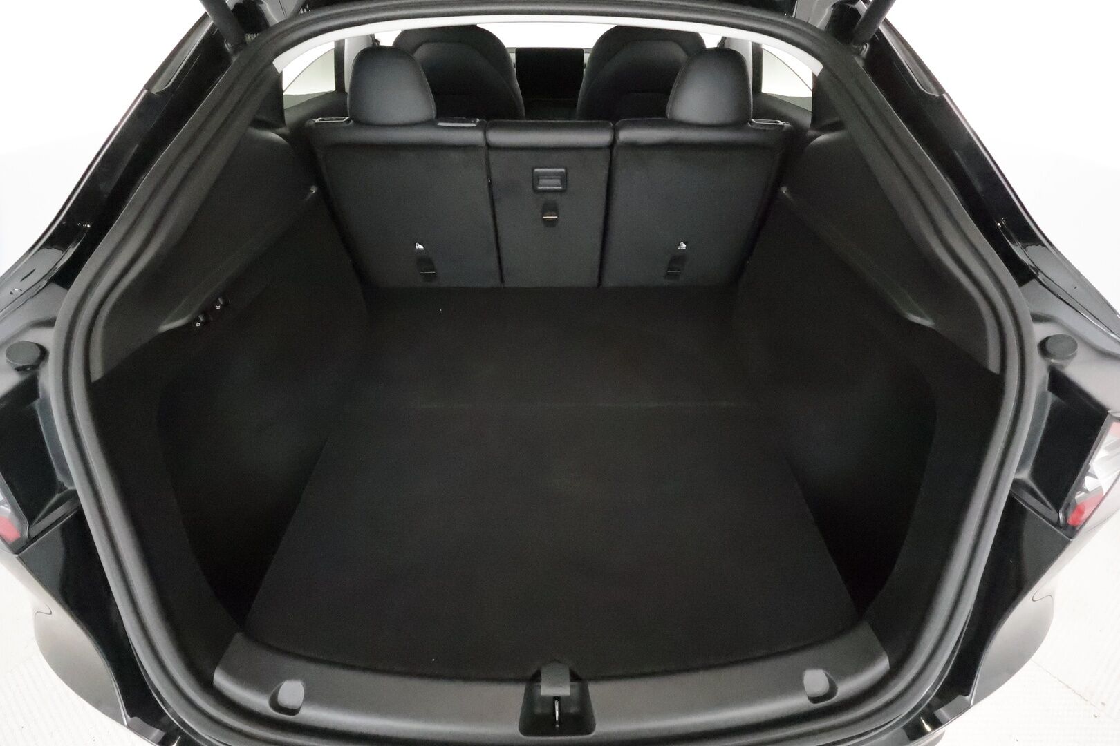 Tesla Model Y 2023 Long Range **Lämpöpumppu / Lasikatto / Matrix-LED / Adapt.Vakkari / P.Kamera / Muistipenkki / Koukku / Navi / Keyless** - 3,99 % KORKOTARJOUS TÄHÄN AUTOON - 1-om suomi-auto / 2x Latauskaapelit / Kahdet Renkaat