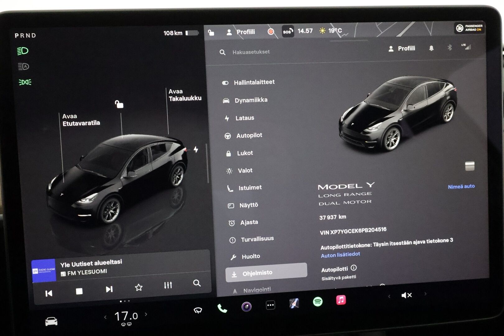 Tesla Model Y 2023 Long Range **Lämpöpumppu / Lasikatto / Matrix-LED / Adapt.Vakkari / P.Kamera / Muistipenkki / Koukku / Navi / Keyless** - 3,99 % KORKOTARJOUS TÄHÄN AUTOON - 1-om suomi-auto / 2x Latauskaapelit / Kahdet Renkaat