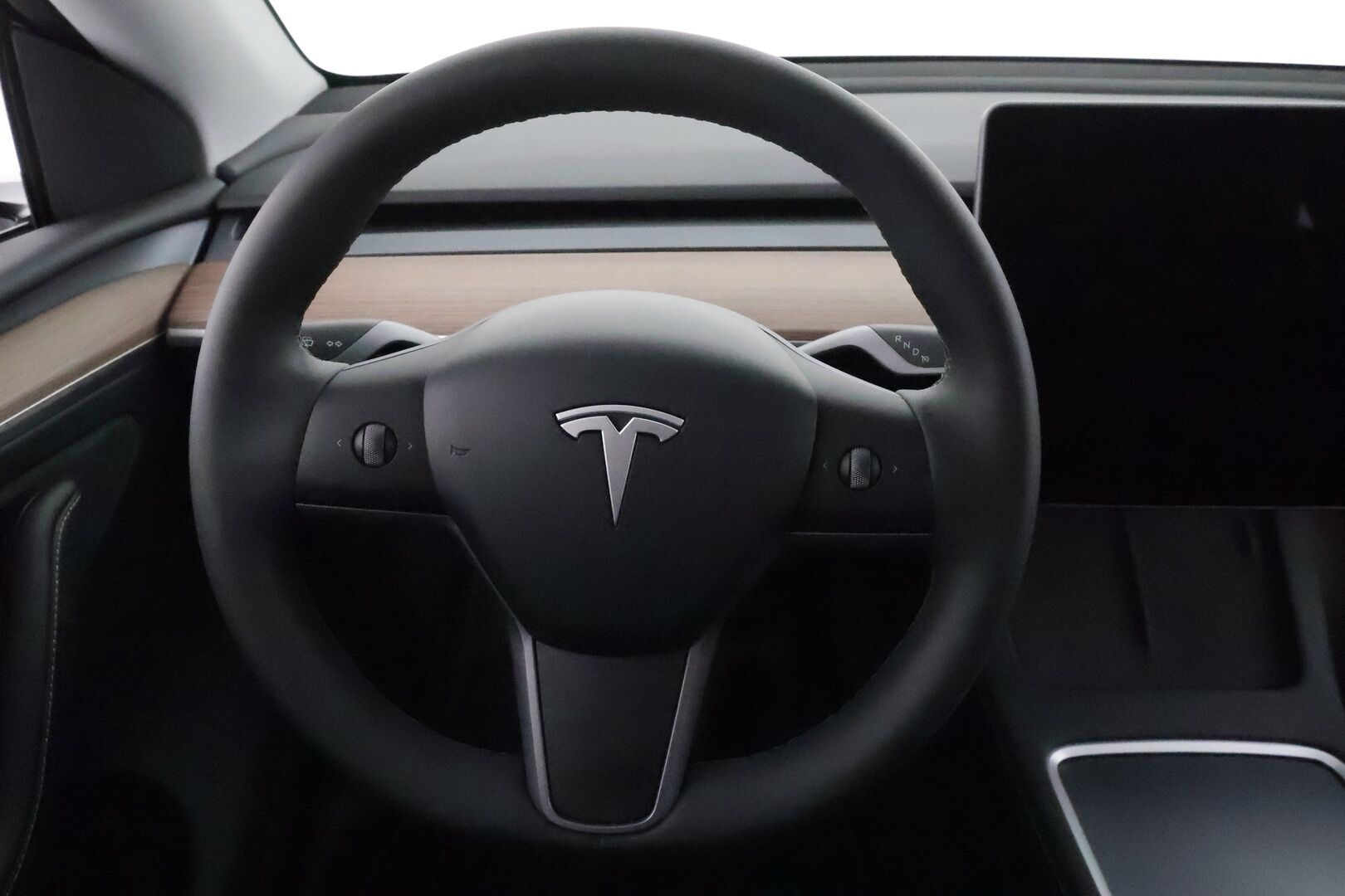 Tesla Model Y 2023 Long Range **Lämpöpumppu / Lasikatto / Matrix-LED / Adapt.Vakkari / P.Kamera / Muistipenkki / Koukku / Navi / Keyless** - 3,99 % KORKOTARJOUS TÄHÄN AUTOON - 1-om suomi-auto / 2x Latauskaapelit / Kahdet Renkaat