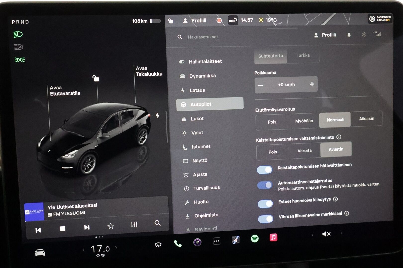 Tesla Model Y 2023 Long Range **Lämpöpumppu / Lasikatto / Matrix-LED / Adapt.Vakkari / P.Kamera / Muistipenkki / Koukku / Navi / Keyless** - 3,99 % KORKOTARJOUS TÄHÄN AUTOON - 1-om suomi-auto / 2x Latauskaapelit / Kahdet Renkaat