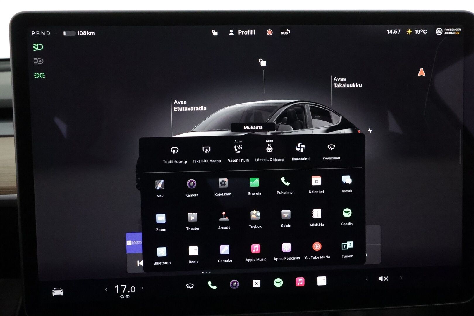Tesla Model Y 2023 Long Range **Lämpöpumppu / Lasikatto / Matrix-LED / Adapt.Vakkari / P.Kamera / Muistipenkki / Koukku / Navi / Keyless** - 3,99 % KORKOTARJOUS TÄHÄN AUTOON - 1-om suomi-auto / 2x Latauskaapelit / Kahdet Renkaat