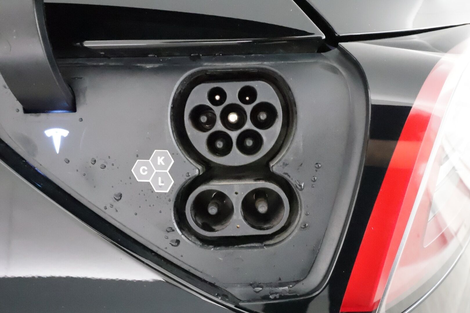 Tesla Model Y 2023 Long Range **Lämpöpumppu / Lasikatto / Matrix-LED / Adapt.Vakkari / P.Kamera / Muistipenkki / Koukku / Navi / Keyless** - 3,99 % KORKOTARJOUS TÄHÄN AUTOON - 1-om suomi-auto / 2x Latauskaapelit / Kahdet Renkaat