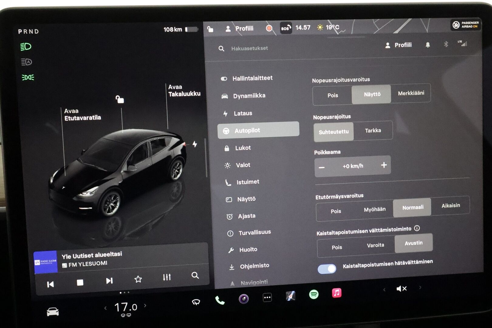 Tesla Model Y 2023 Long Range **Lämpöpumppu / Lasikatto / Matrix-LED / Adapt.Vakkari / P.Kamera / Muistipenkki / Koukku / Navi / Keyless** - 3,99 % KORKOTARJOUS TÄHÄN AUTOON - 1-om suomi-auto / 2x Latauskaapelit / Kahdet Renkaat