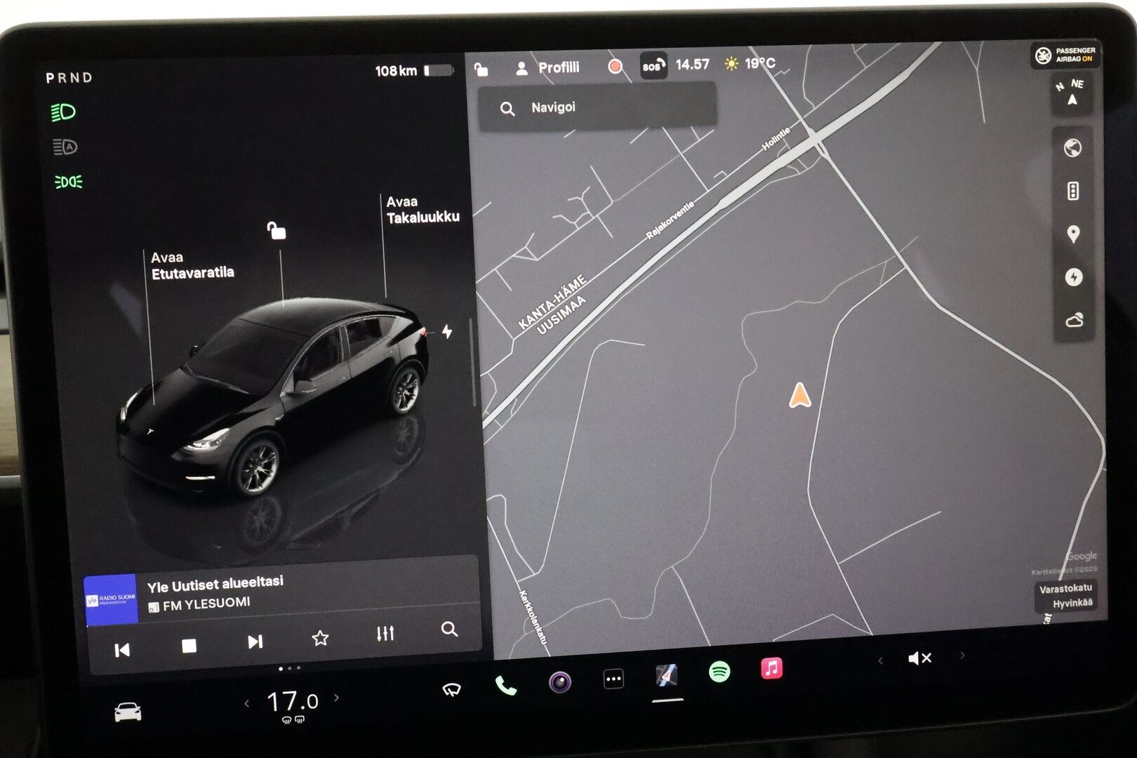 Tesla Model Y 2023 Long Range **Lämpöpumppu / Lasikatto / Matrix-LED / Adapt.Vakkari / P.Kamera / Muistipenkki / Koukku / Navi / Keyless** - 3,99 % KORKOTARJOUS TÄHÄN AUTOON - 1-om suomi-auto / 2x Latauskaapelit / Kahdet Renkaat