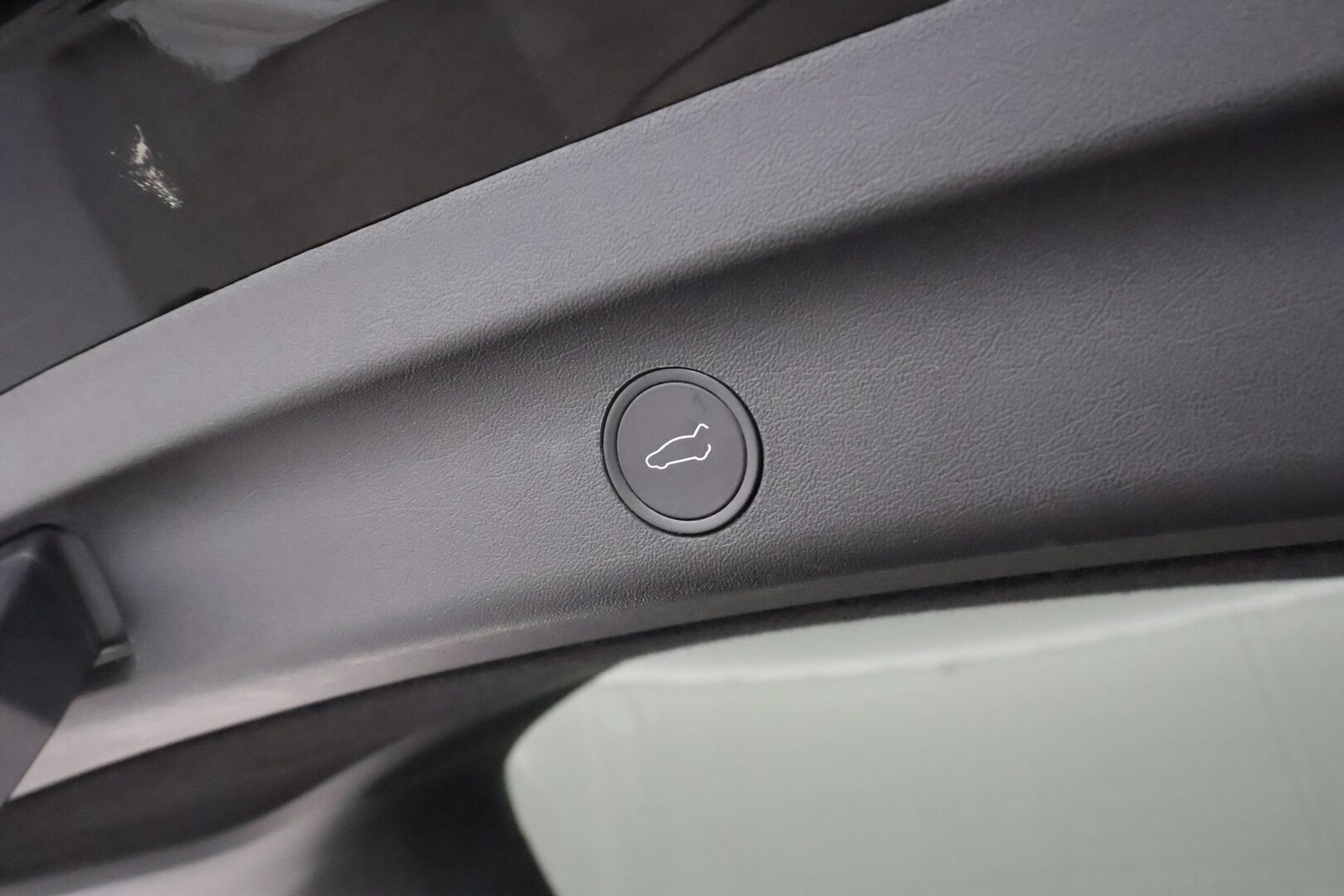 Tesla Model Y 2023 Long Range **Lämpöpumppu / Lasikatto / Matrix-LED / Adapt.Vakkari / P.Kamera / Muistipenkki / Koukku / Navi / Keyless** - 3,99 % KORKOTARJOUS TÄHÄN AUTOON - 1-om suomi-auto / 2x Latauskaapelit / Kahdet Renkaat