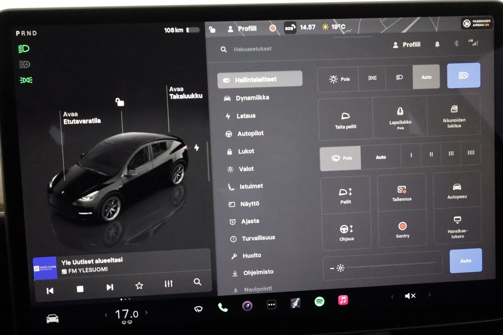 Tesla Model Y 2023 Long Range **Lämpöpumppu / Lasikatto / Matrix-LED / Adapt.Vakkari / P.Kamera / Muistipenkki / Koukku / Navi / Keyless** - 3,99 % KORKOTARJOUS TÄHÄN AUTOON - 1-om suomi-auto / 2x Latauskaapelit / Kahdet Renkaat