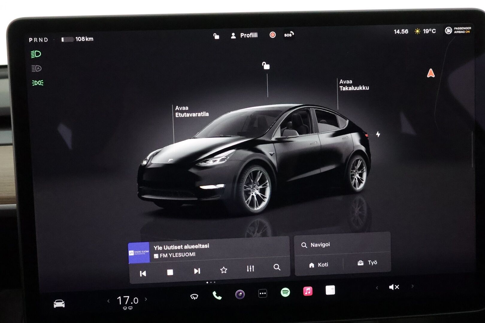 Tesla Model Y 2023 Long Range **Lämpöpumppu / Lasikatto / Matrix-LED / Adapt.Vakkari / P.Kamera / Muistipenkki / Koukku / Navi / Keyless** - 3,99 % KORKOTARJOUS TÄHÄN AUTOON - 1-om suomi-auto / 2x Latauskaapelit / Kahdet Renkaat