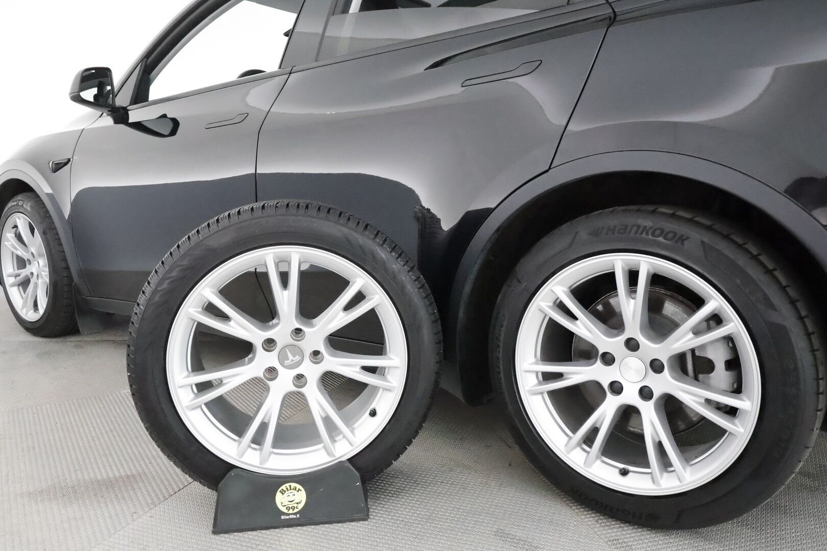 Tesla Model Y 2023 Long Range **Lämpöpumppu / Lasikatto / Matrix-LED / Adapt.Vakkari / P.Kamera / Muistipenkki / Koukku / Navi / Keyless** - 3,99 % KORKOTARJOUS TÄHÄN AUTOON - 1-om suomi-auto / 2x Latauskaapelit / Kahdet Renkaat