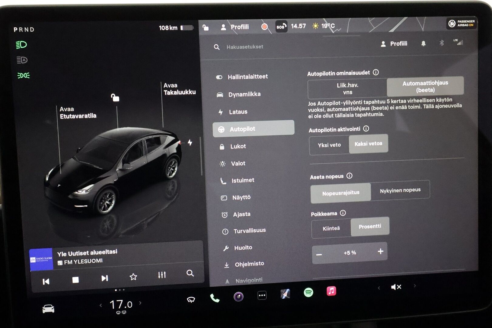 Tesla Model Y 2023 Long Range **Lämpöpumppu / Lasikatto / Matrix-LED / Adapt.Vakkari / P.Kamera / Muistipenkki / Koukku / Navi / Keyless** - 3,99 % KORKOTARJOUS TÄHÄN AUTOON - 1-om suomi-auto / 2x Latauskaapelit / Kahdet Renkaat