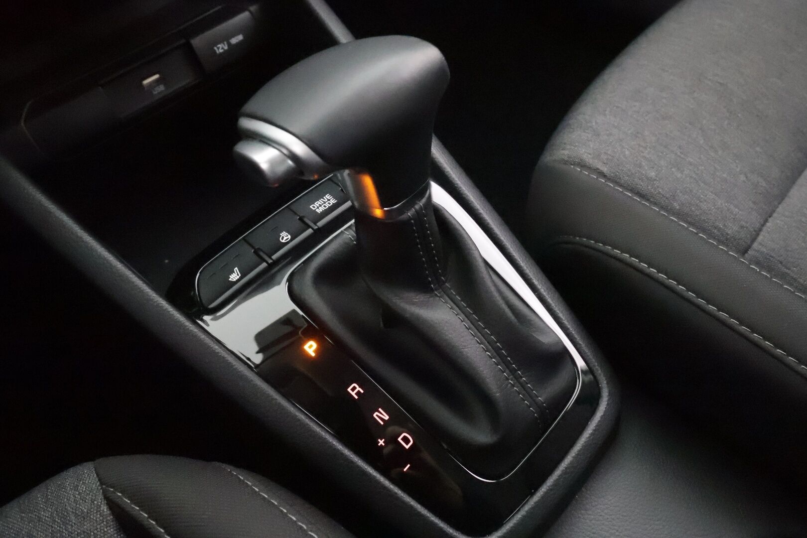 Kia Stonic 2024 1,0 T-GDI 100hv LX DCT - | Vakkari | Facelift | 1-om suomiauto | Merkkihuollot | Lämm. ratti | Apple & Android | Bluetooth | Penkinlämmittimet | Ilmastointi | 2x renkaat | 